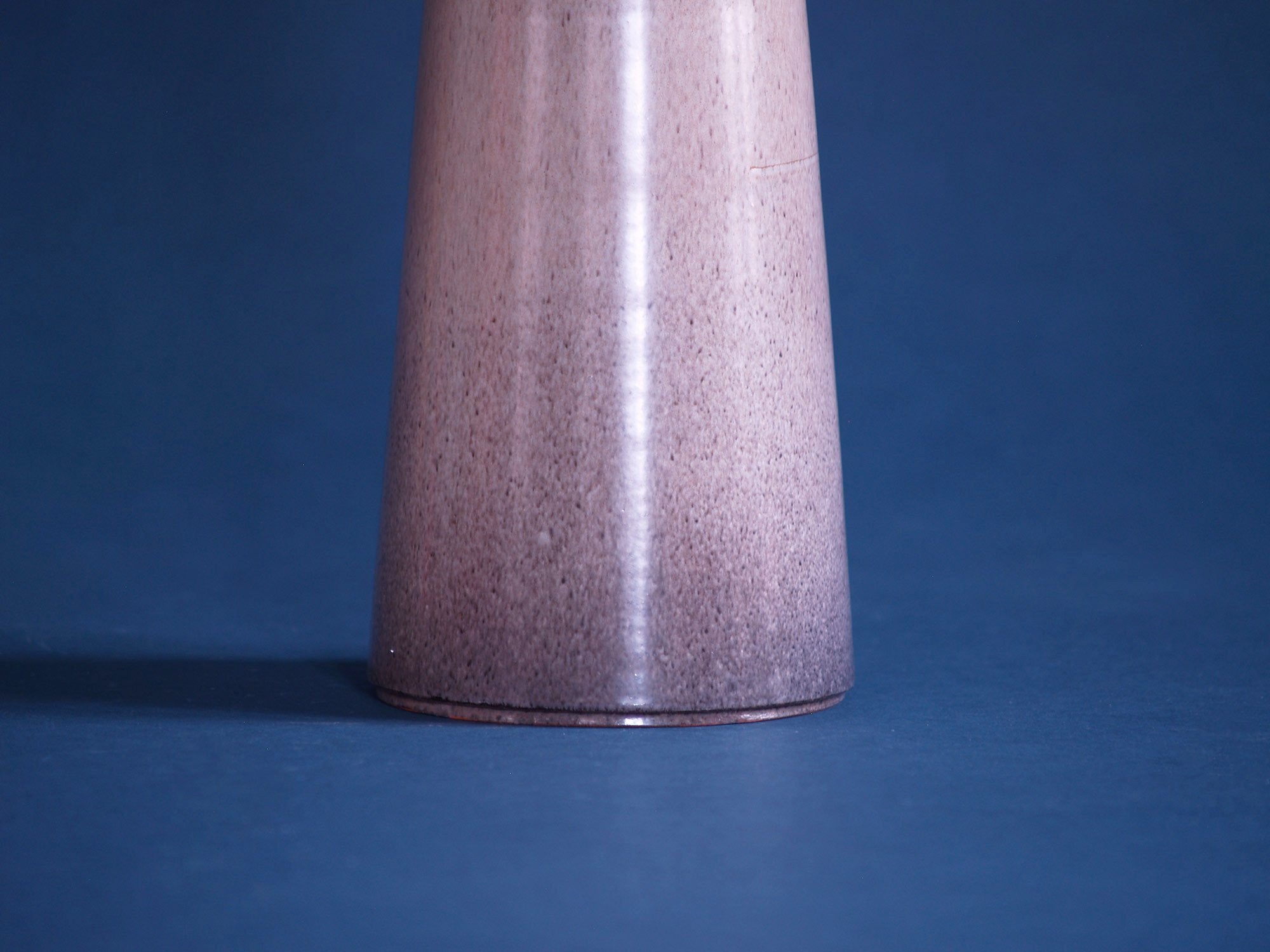 Grand vase bouteille par Elisabeth Vandeweghe pour Perignem, Belgique (vers 1970)..Outstanding bottle-shaped Elisabeth Vandeweghe Vase by Perignem, Belgium (circa 1970)