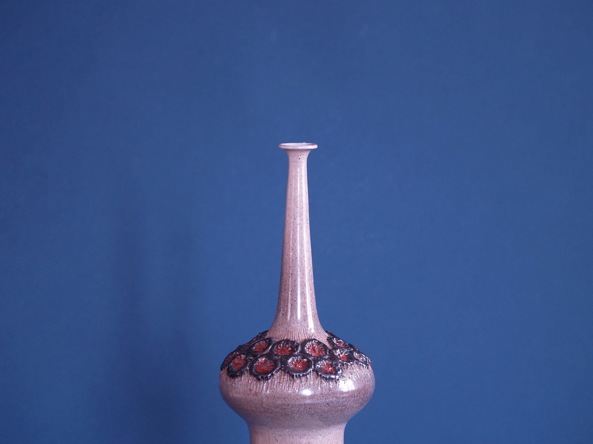 Grand vase bouteille par Elisabeth Vandeweghe pour Perignem, Belgique (vers 1970)..Outstanding bottle-shaped Elisabeth Vandeweghe Vase by Perignem, Belgium (circa 1970)