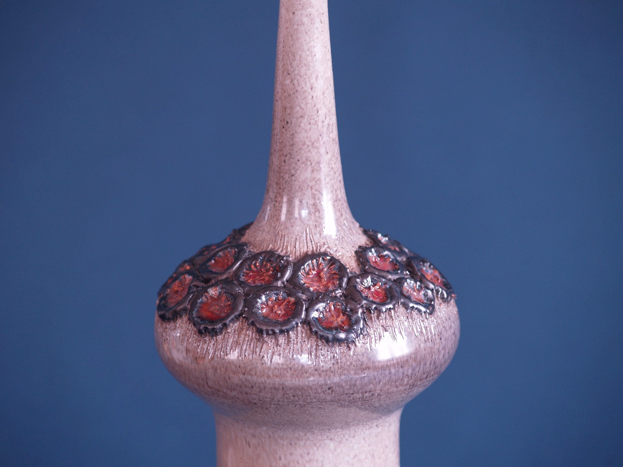 Grand vase bouteille par Elisabeth Vandeweghe pour Perignem, Belgique (vers 1970)..Outstanding bottle-shaped Elisabeth Vandeweghe Vase by Perignem, Belgium (circa 1970)