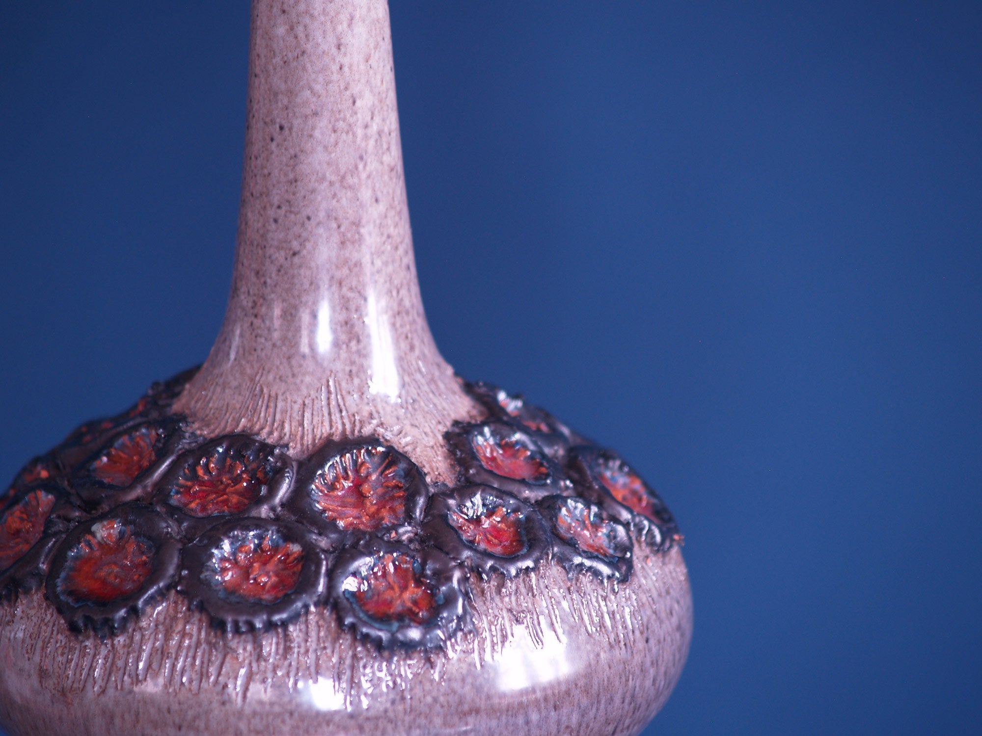 Grand vase bouteille par Elisabeth Vandeweghe pour Perignem, Belgique (vers 1970)..Outstanding bottle-shaped Elisabeth Vandeweghe Vase by Perignem, Belgium (circa 1970)