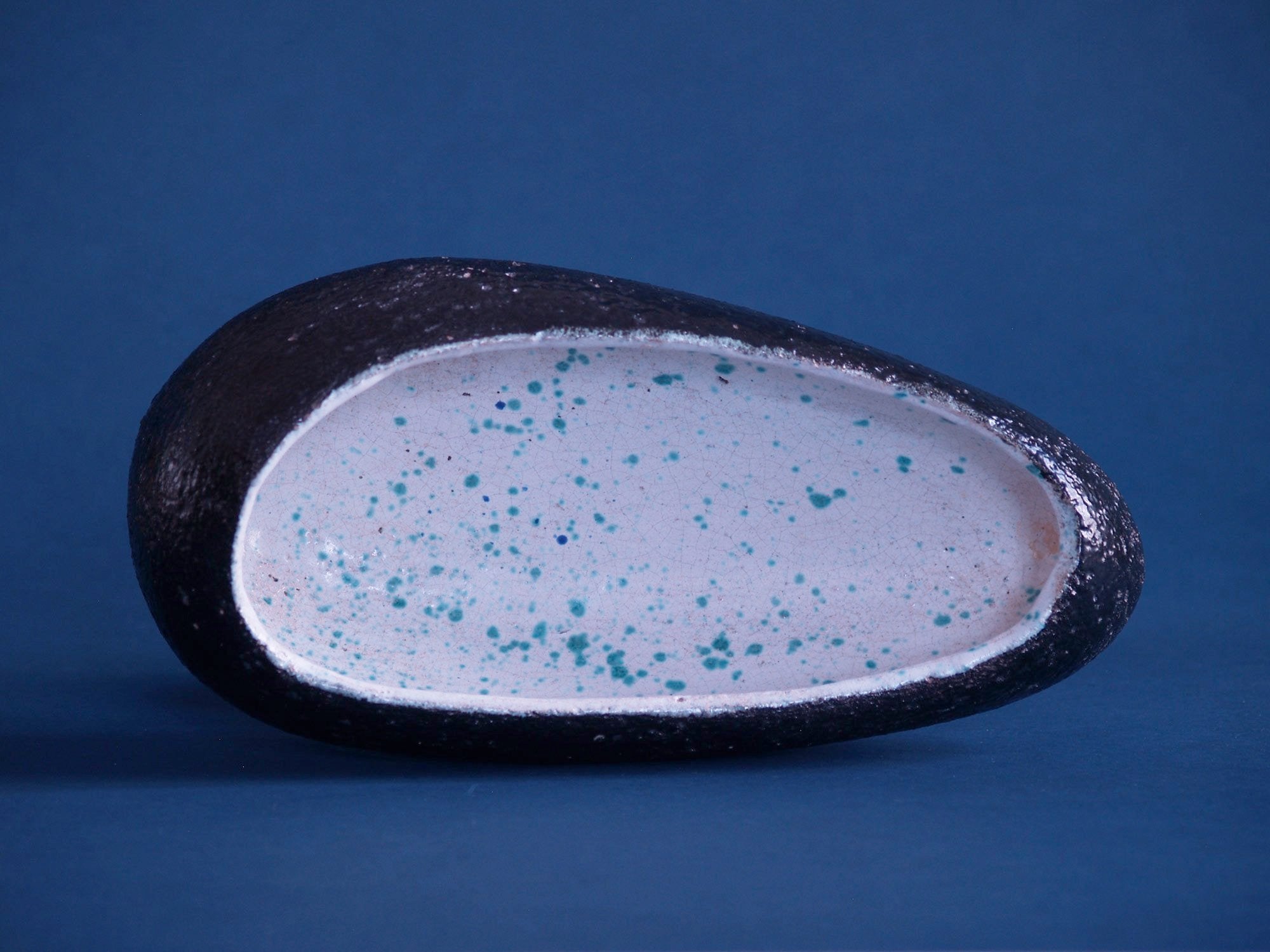 Large coupe biomorphique de Hugo de Putter & Ria Blansaer pour Hugria, Belgique (vers 1963)..Large biomorphic bowl by Hugo de Putter & Victoria Blansaer for Hugria, Belgium (circa 1963)