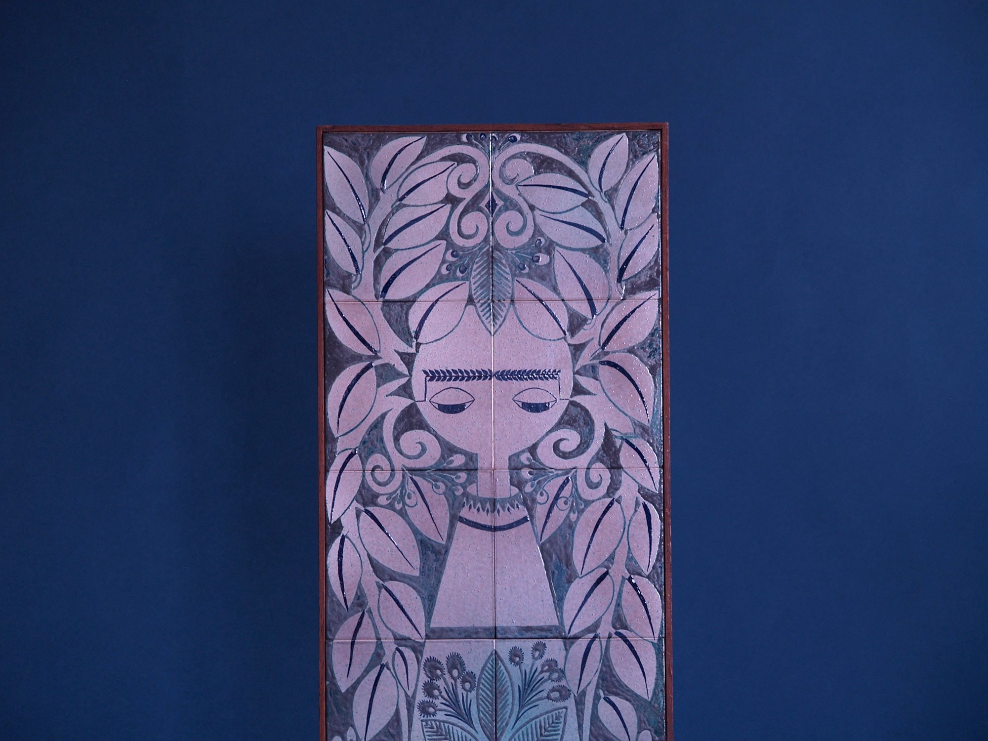 "Flore", exceptionnel tableau céramique de Fernande Massart pour la Maîtrise de Nimy, Belgique (vers 1948).."Flora", exceptional ceramic Panel by Fernande Massart for La Maîtrise de Nimy, Belgium (circa 1948)