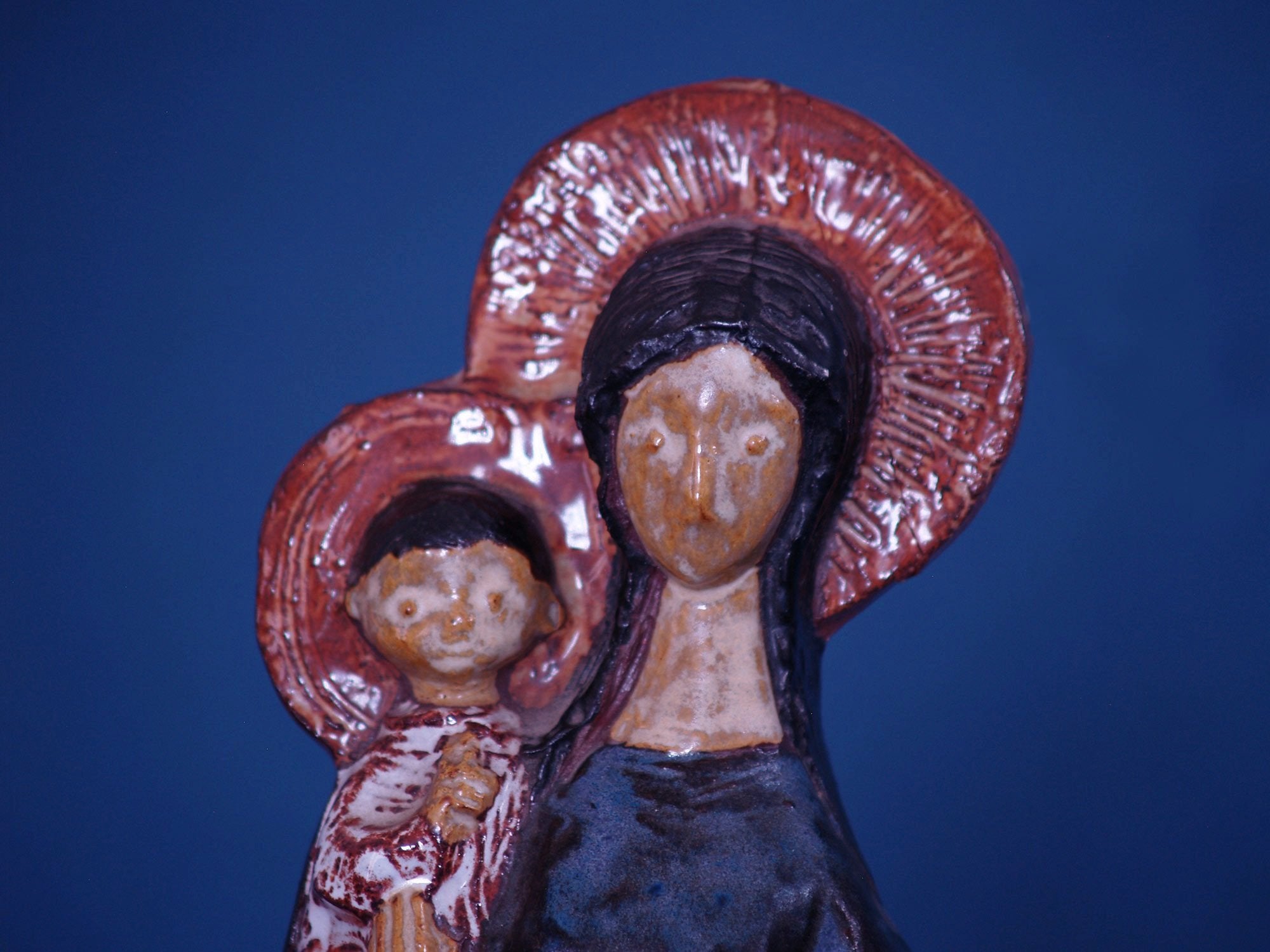Plaque murale "Vierge à l'enfant" d'Élie Van Damme pour Amphora, Belgique (vers 1965)..Wall ceramic panel "Madonna and child" by Elie Van Damme for Amphora, Belgium (circa 1965)