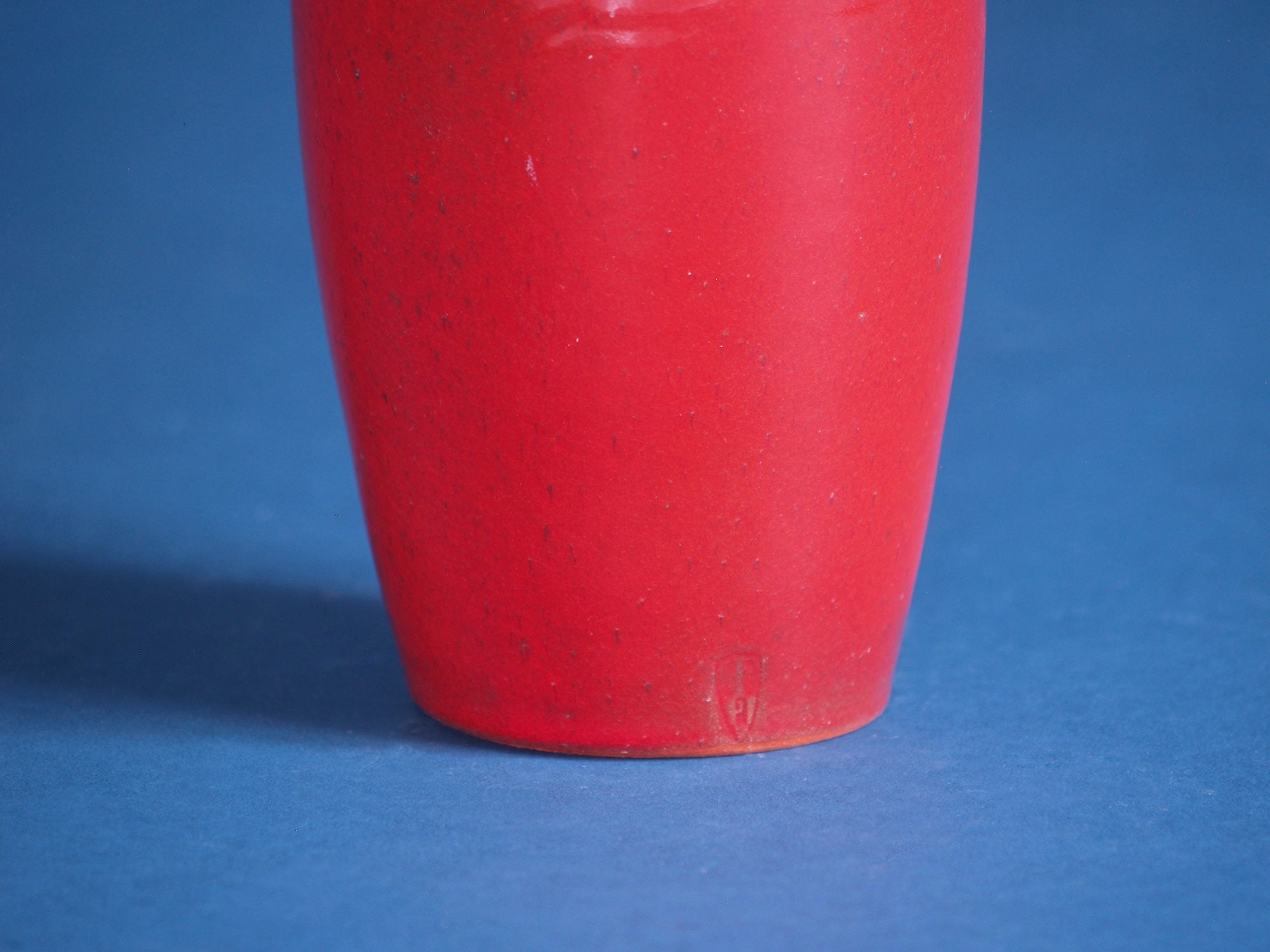 Vase bouteille de Rogier Vandeweghe pour Amphora, Belgique (vers 1962)..Bottleshaped Vase by Rogier Vandeweghe for Amphora, Belgium (circa 1962)