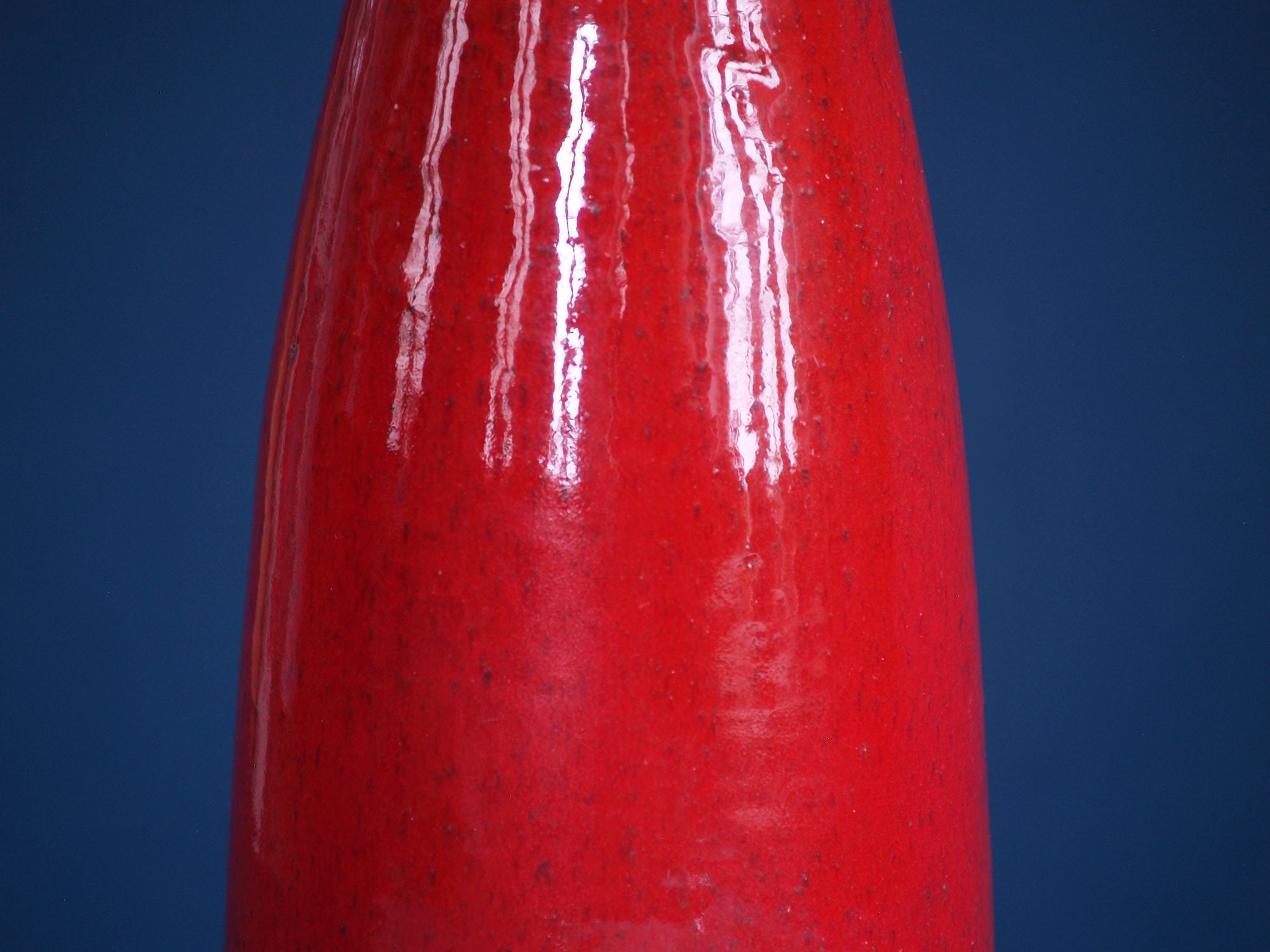 Vase bouteille de Rogier Vandeweghe pour Amphora, Belgique (vers 1962)..Bottleshaped Vase by Rogier Vandeweghe for Amphora, Belgium (circa 1962)