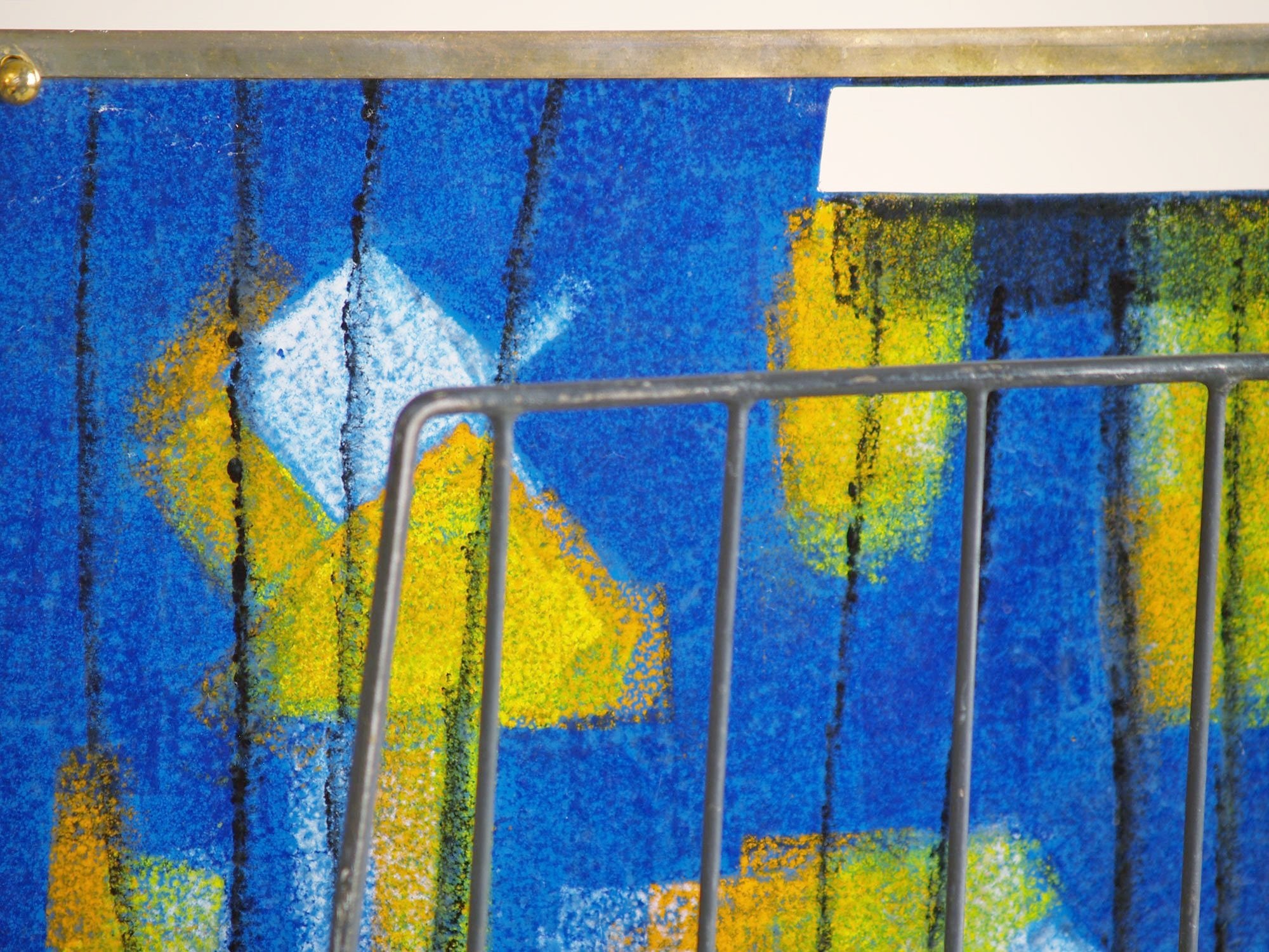 Porte-revue moderniste émaillé, Entourage de Paolo de Poli, Italie (vers 1950)..Modernist enamelled Magazine rack, Entourage of Paolo de Poli, Italie (circa 1950)