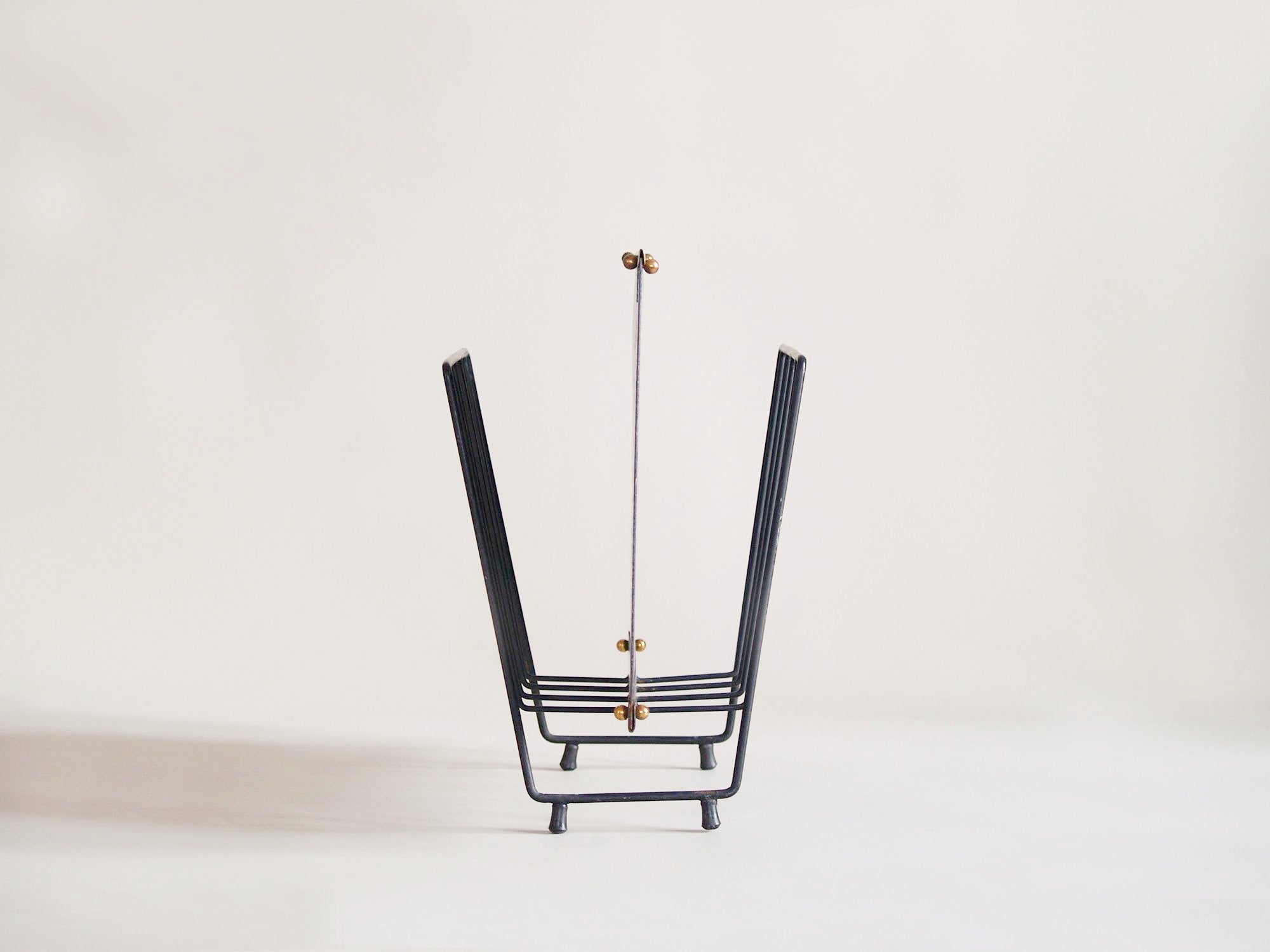 Porte-revue moderniste émaillé, Entourage de Paolo de Poli, Italie (vers 1950)..Modernist enamelled Magazine rack, Entourage of Paolo de Poli, Italie (circa 1950)