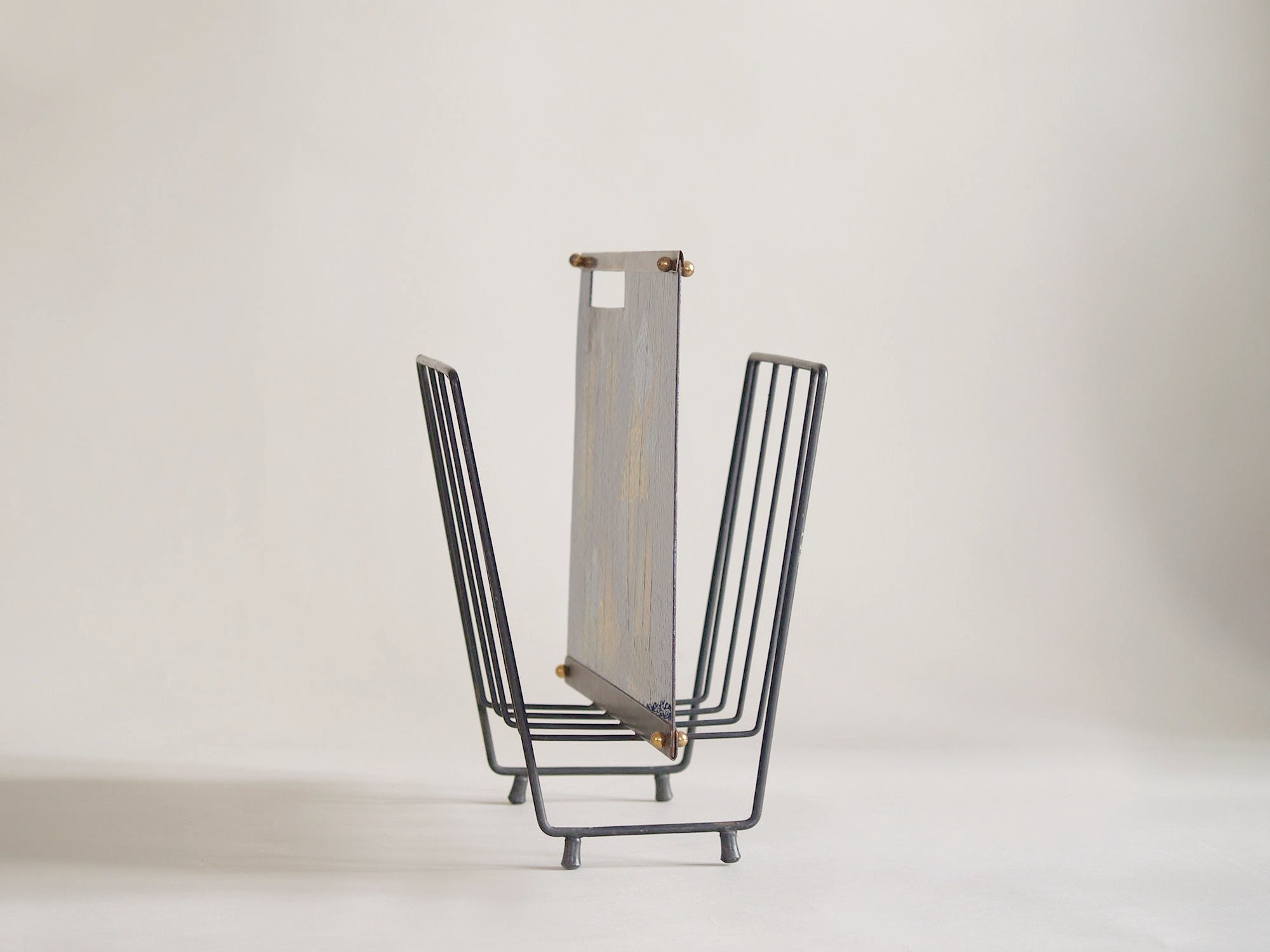 Porte-revue moderniste émaillé, Entourage de Paolo de Poli, Italie (vers 1950)..Modernist enamelled Magazine rack, Entourage of Paolo de Poli, Italie (circa 1950)