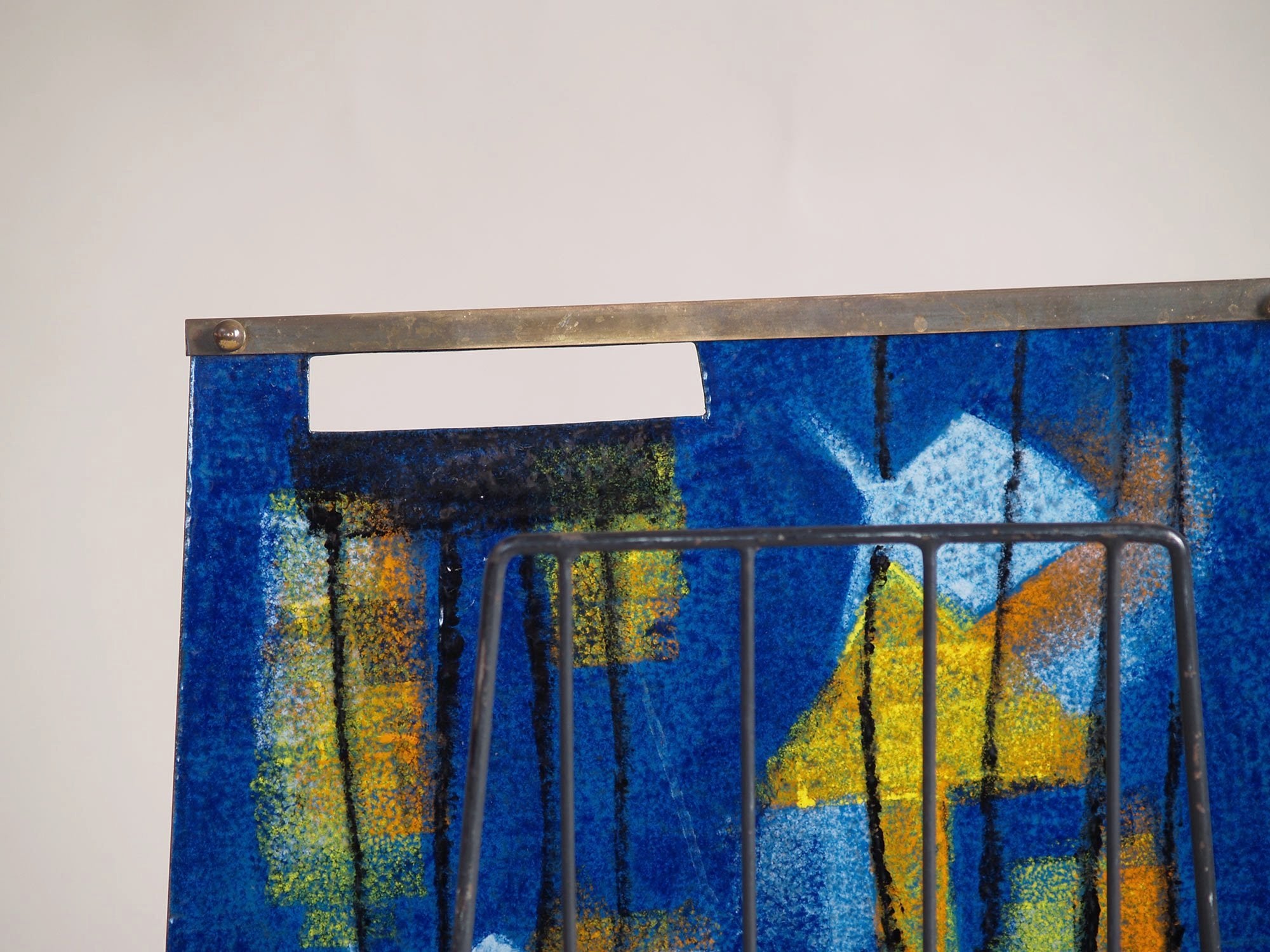 Porte-revue moderniste émaillé, Entourage de Paolo de Poli, Italie (vers 1950)..Modernist enamelled Magazine rack, Entourage of Paolo de Poli, Italie (circa 1950)