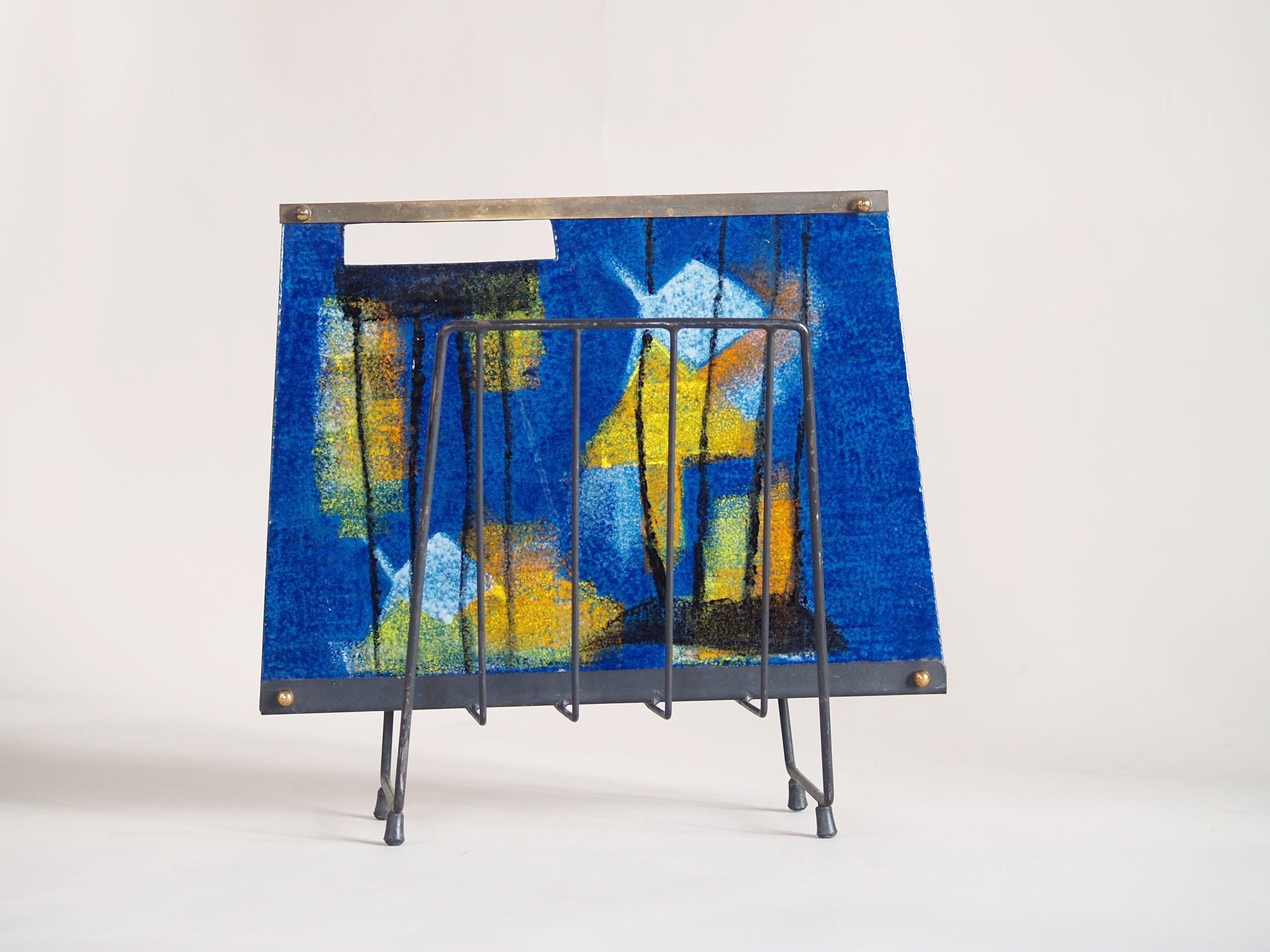 Porte-revue moderniste émaillé, Entourage de Paolo de Poli, Italie (vers 1950)..Modernist enamelled Magazine rack, Entourage of Paolo de Poli, Italie (circa 1950)