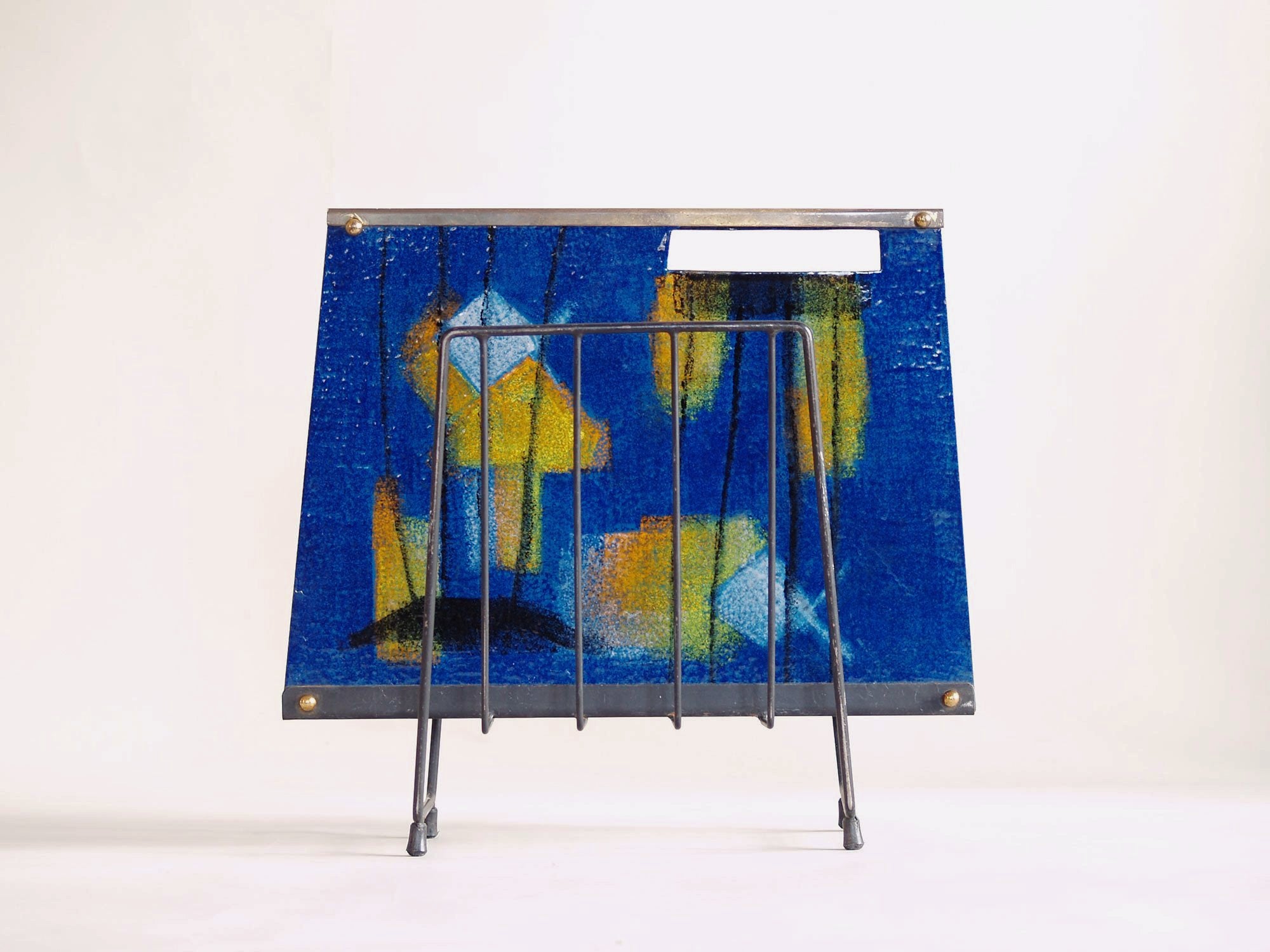 Porte-revue moderniste émaillé, Entourage de Paolo de Poli, Italie (vers 1950)..Modernist enamelled Magazine rack, Entourage of Paolo de Poli, Italie (circa 1950)
