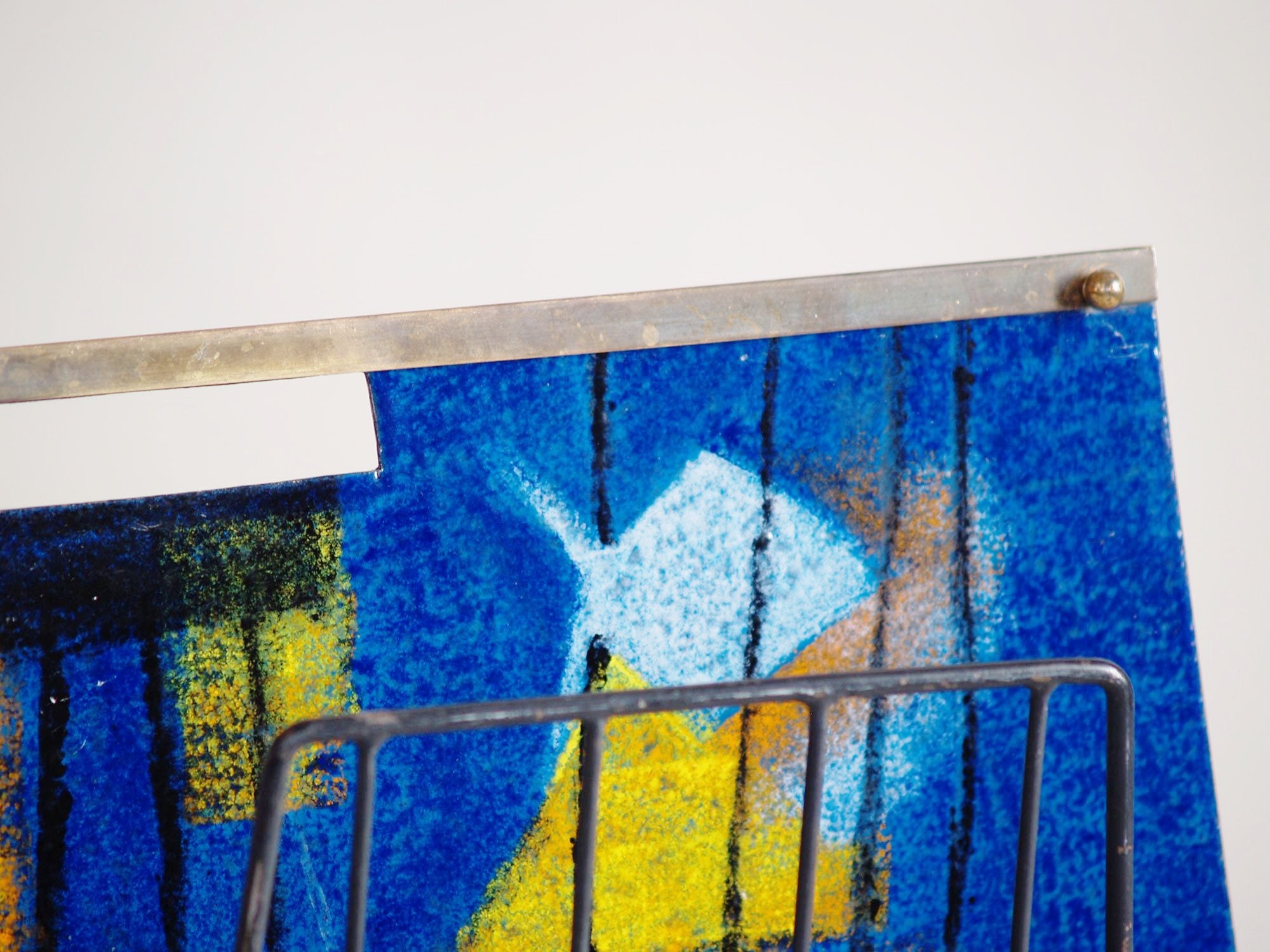 Porte-revue moderniste émaillé, Entourage de Paolo de Poli, Italie (vers 1950)..Modernist enamelled Magazine rack, Entourage of Paolo de Poli, Italie (circa 1950)