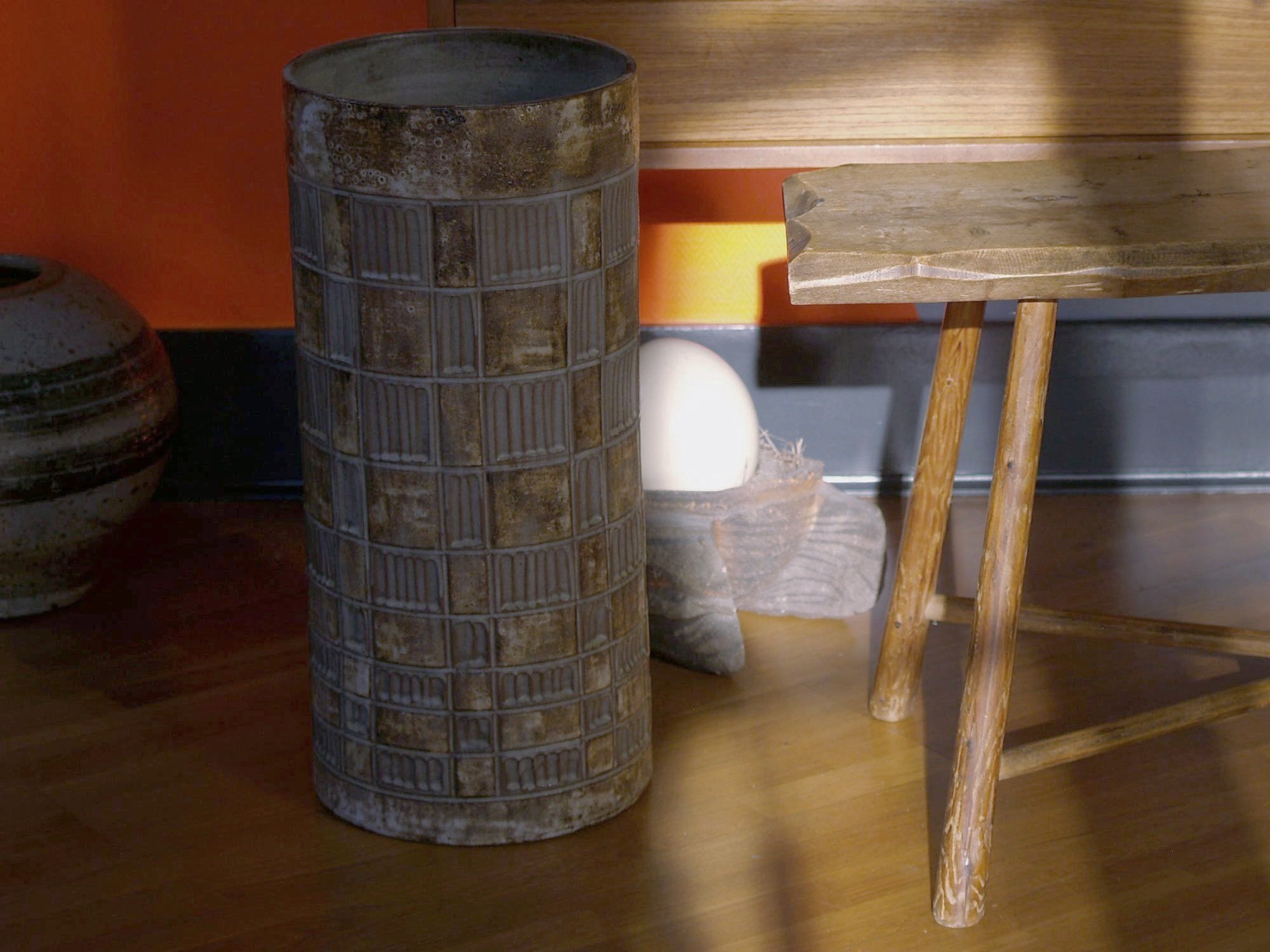 Table d'appoint ou banc wabi sabi en bois sculpté, Europe du Nord (vers 1950)..shepherd’s wabi sabi natural wood bench or table, Northern Europe (circa 1950)