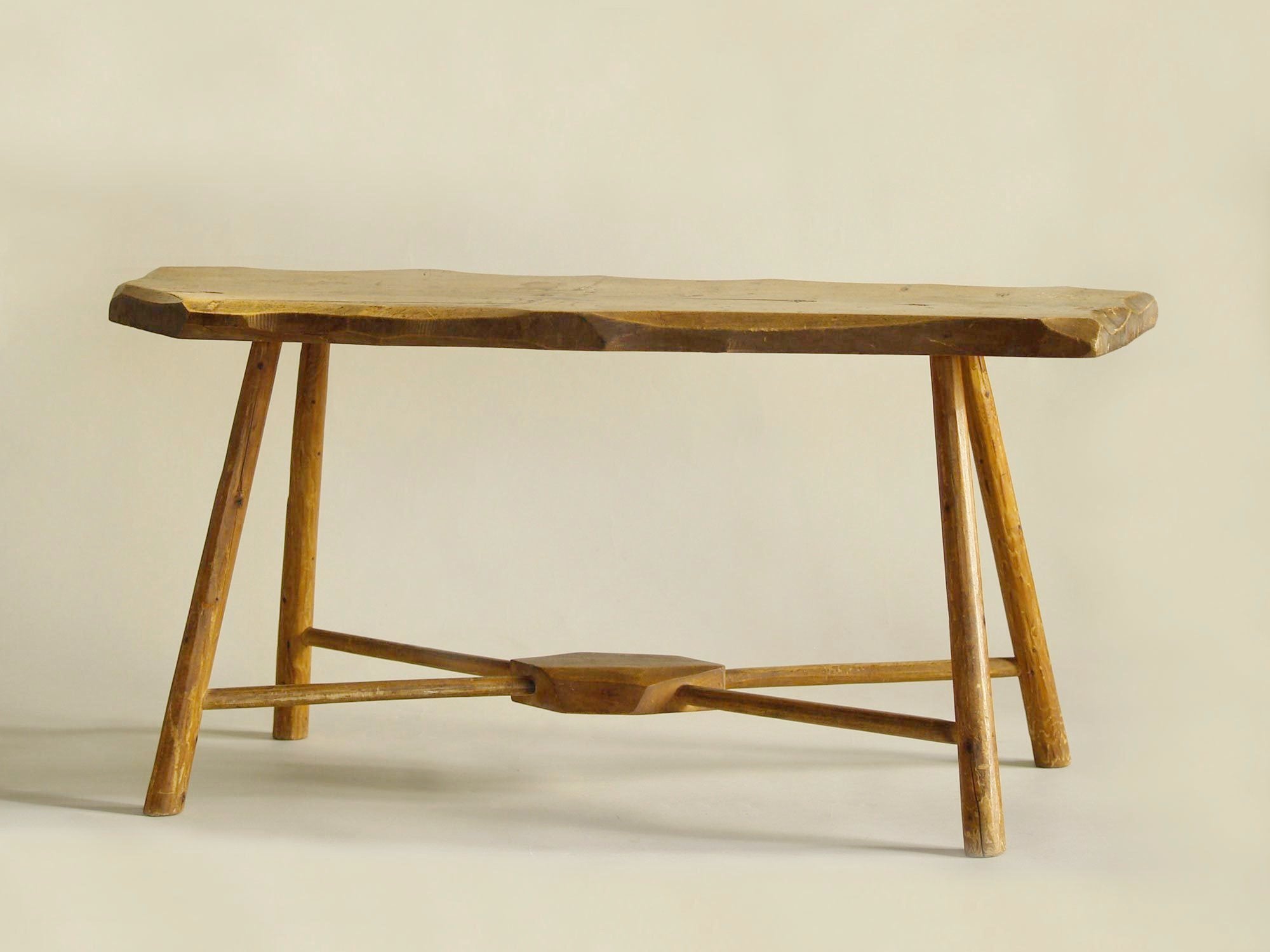 Table d'appoint ou banc wabi sabi en bois sculpté, Europe du Nord (vers 1950)..shepherd’s wabi sabi natural wood bench or table, Northern Europe (circa 1950)