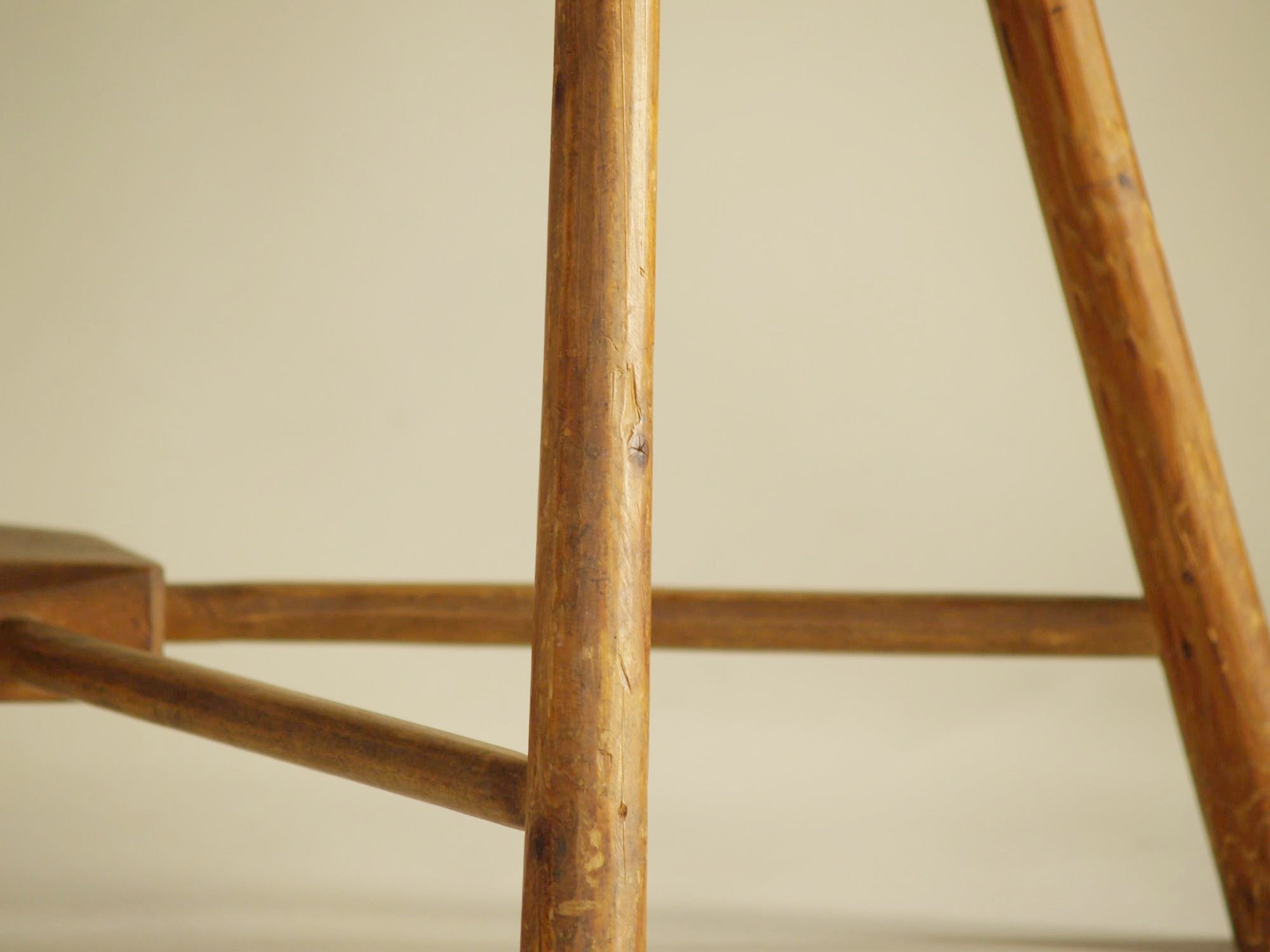 Table d'appoint ou banc wabi sabi en bois sculpté, Europe du Nord (vers 1950)..shepherd’s wabi sabi natural wood bench or table, Northern Europe (circa 1950)