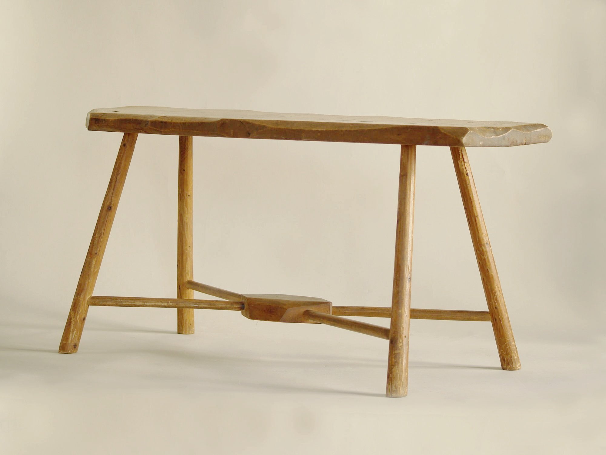 Table d'appoint ou banc wabi sabi en bois sculpté, Europe du Nord (vers 1950)..shepherd’s wabi sabi natural wood bench or table, Northern Europe (circa 1950)