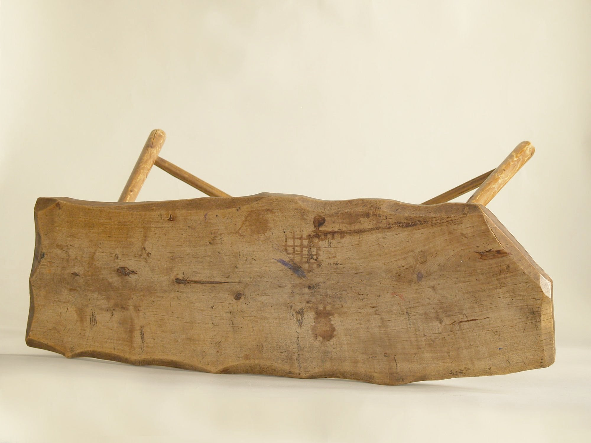 Table d'appoint ou banc wabi sabi en bois sculpté, Europe du Nord (vers 1950)..shepherd’s wabi sabi natural wood bench or table, Northern Europe (circa 1950)