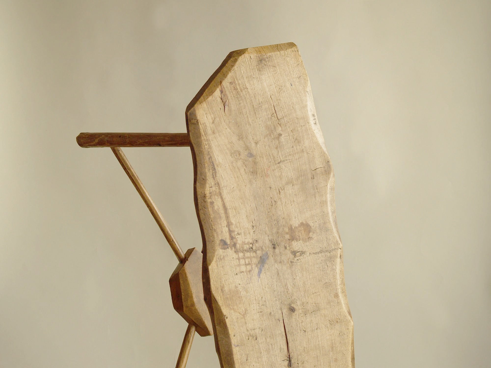 Table d'appoint ou banc wabi sabi en bois sculpté, Europe du Nord (vers 1950)..shepherd’s wabi sabi natural wood bench or table, Northern Europe (circa 1950)