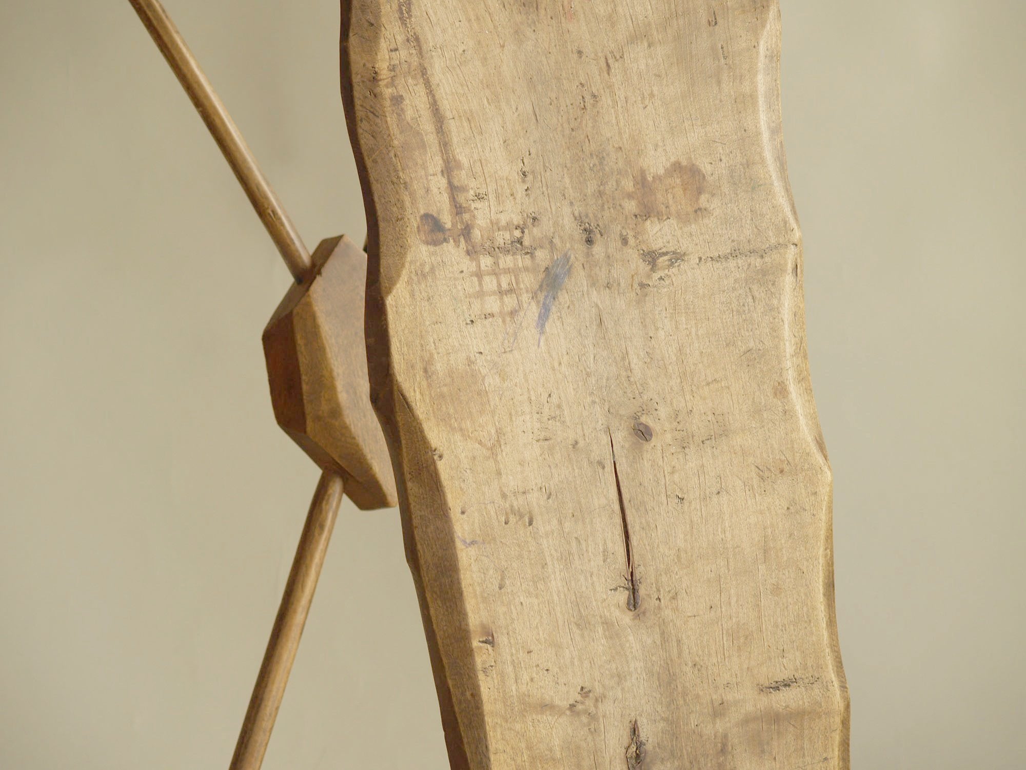 Table d'appoint ou banc wabi sabi en bois sculpté, Europe du Nord (vers 1950)..shepherd’s wabi sabi natural wood bench or table, Northern Europe (circa 1950)