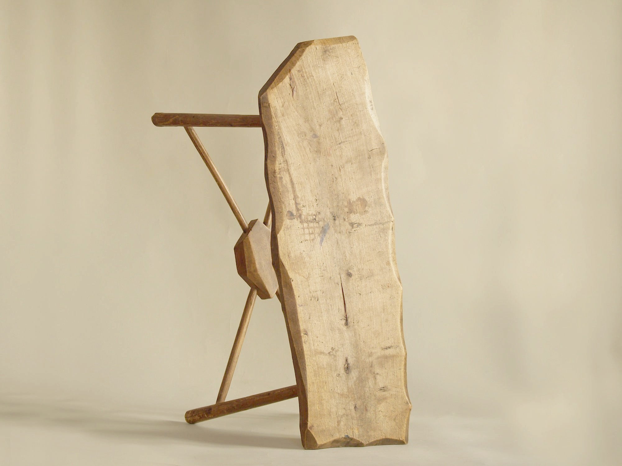 Table d'appoint ou banc wabi sabi en bois sculpté, Europe du Nord (vers 1950)..shepherd’s wabi sabi natural wood bench or table, Northern Europe (circa 1950)