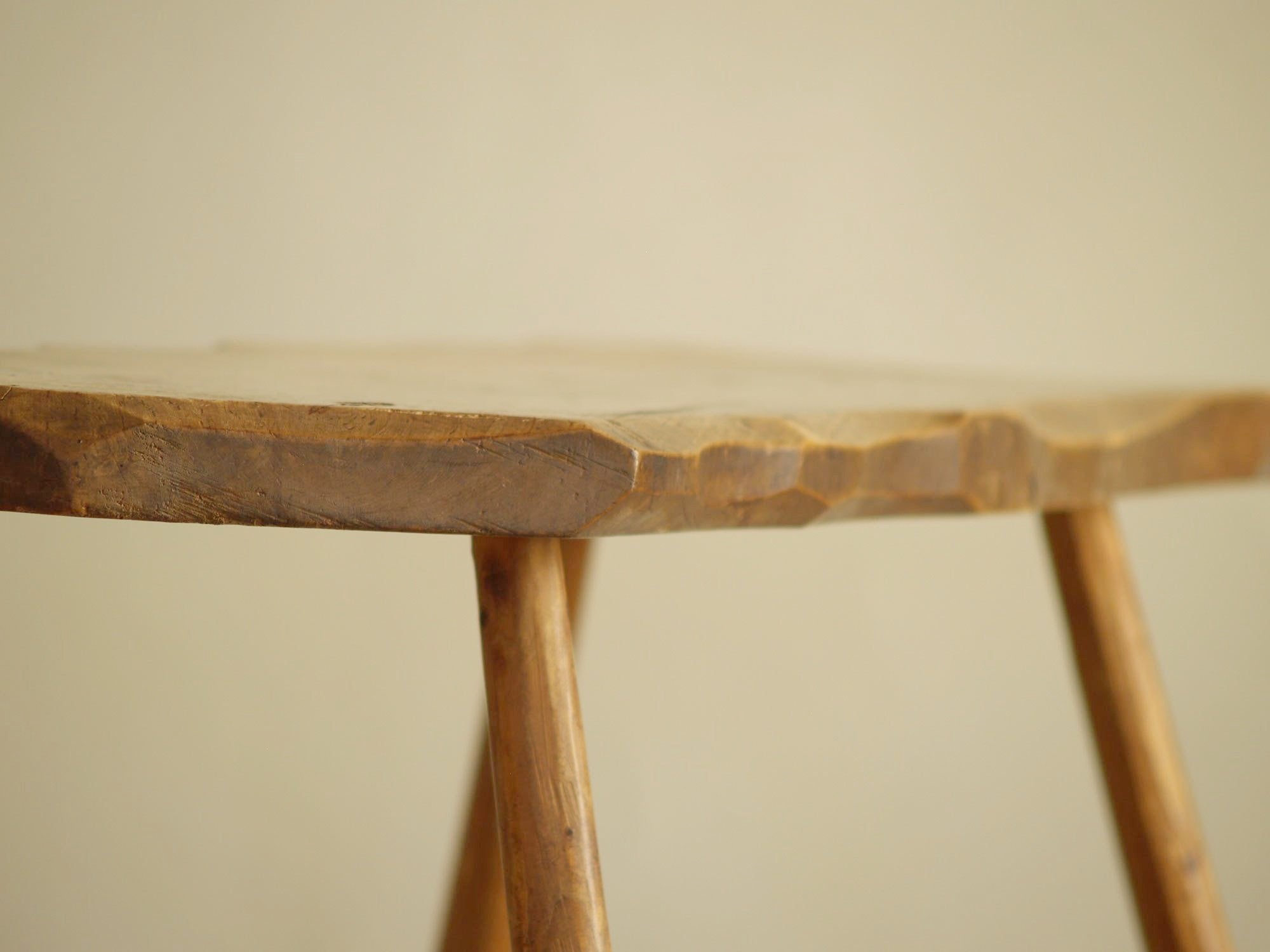 Table d'appoint ou banc wabi sabi en bois sculpté, Europe du Nord (vers 1950)..shepherd’s wabi sabi natural wood bench or table, Northern Europe (circa 1950)