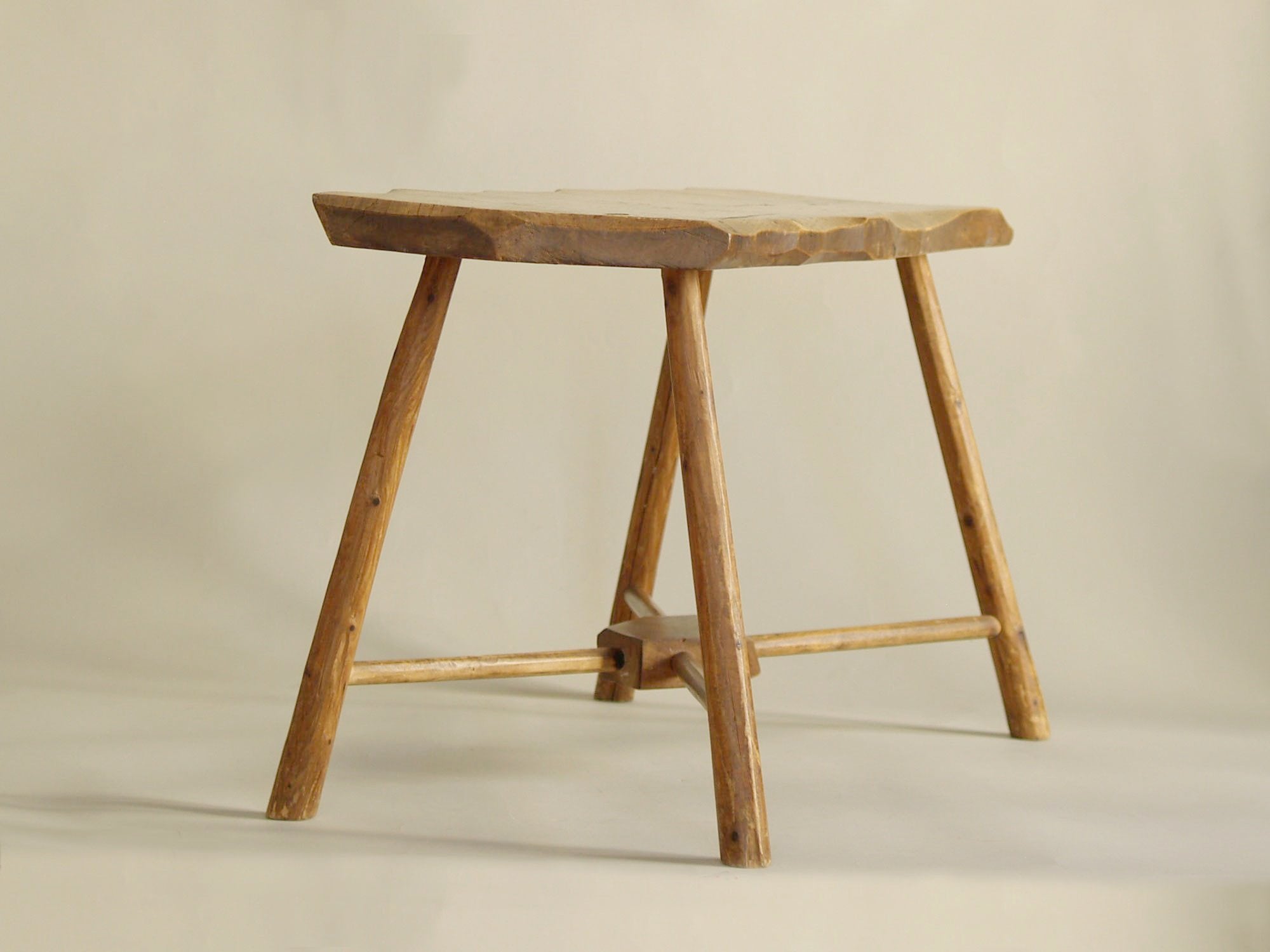 Table d'appoint ou banc wabi sabi en bois sculpté, Europe du Nord (vers 1950)..shepherd’s wabi sabi natural wood bench or table, Northern Europe (circa 1950)