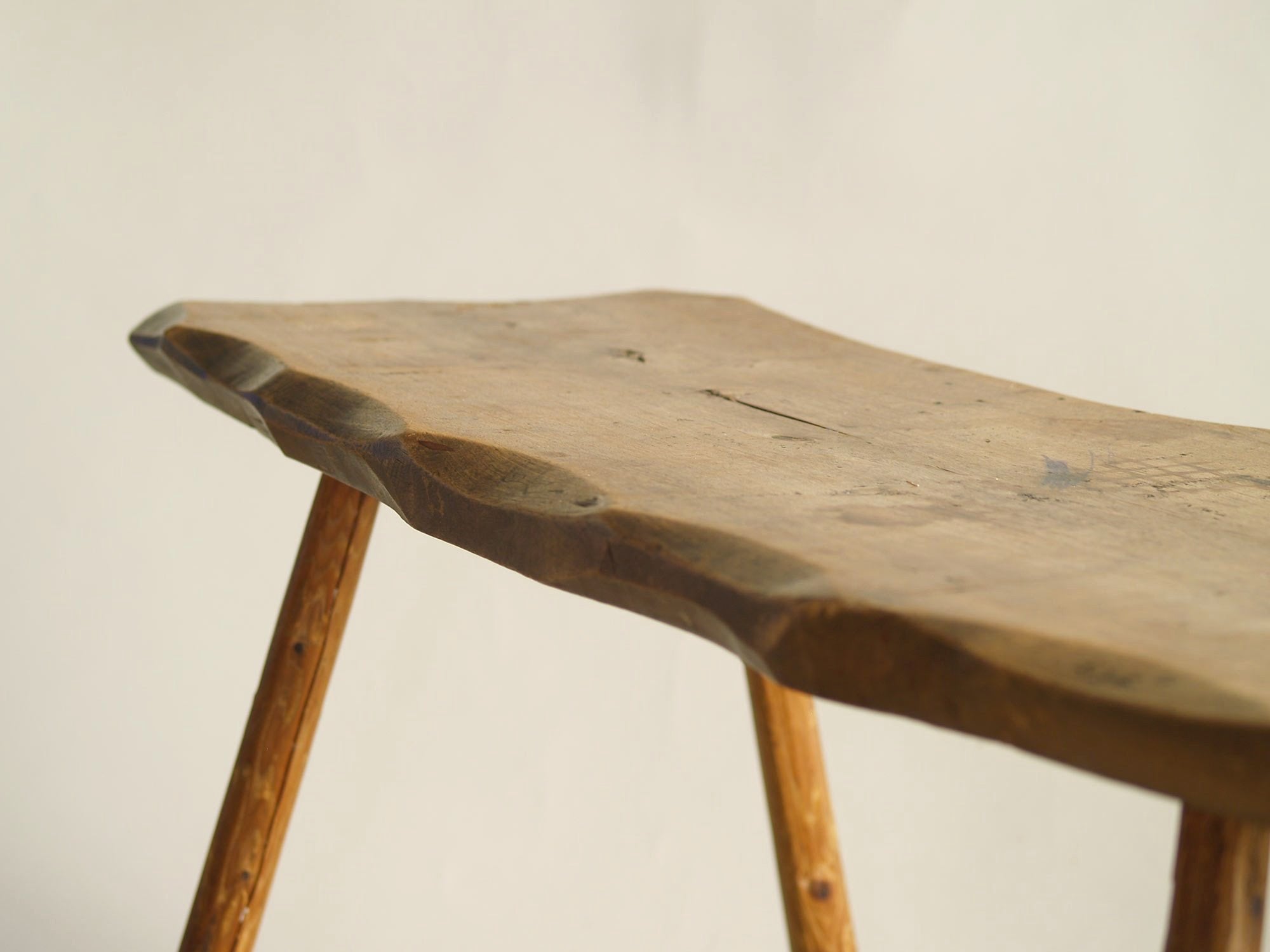 Table d'appoint ou banc wabi sabi en bois sculpté, Europe du Nord (vers 1950)..shepherd’s wabi sabi natural wood bench or table, Northern Europe (circa 1950)