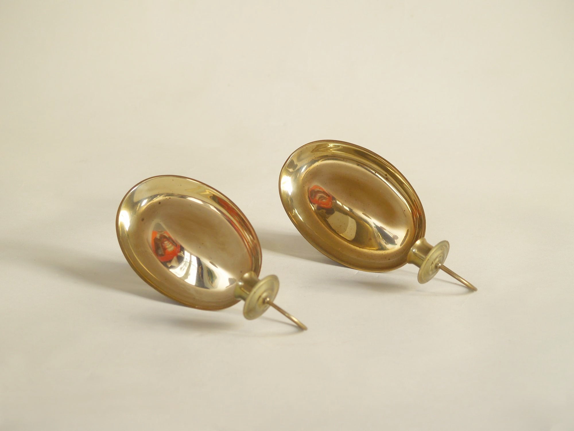 Paire de miroirs d’applique gustavien en laiton, Suède (vers 1900)..Pair of gustavian folk brass wall hanging candle holders, Sweden (circa 1900)