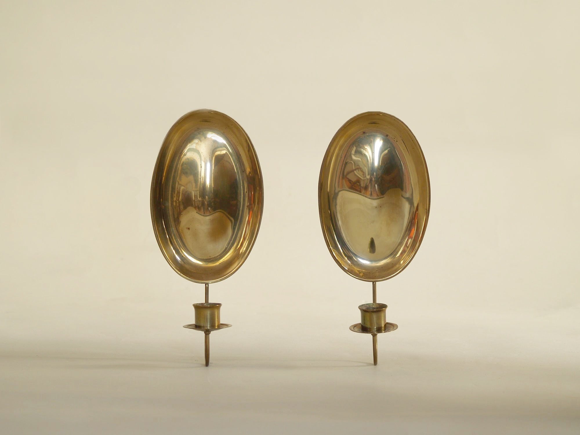 Paire de miroirs d’applique gustavien en laiton, Suède (vers 1900)..Pair of gustavian folk brass wall hanging candle holders, Sweden (circa 1900)