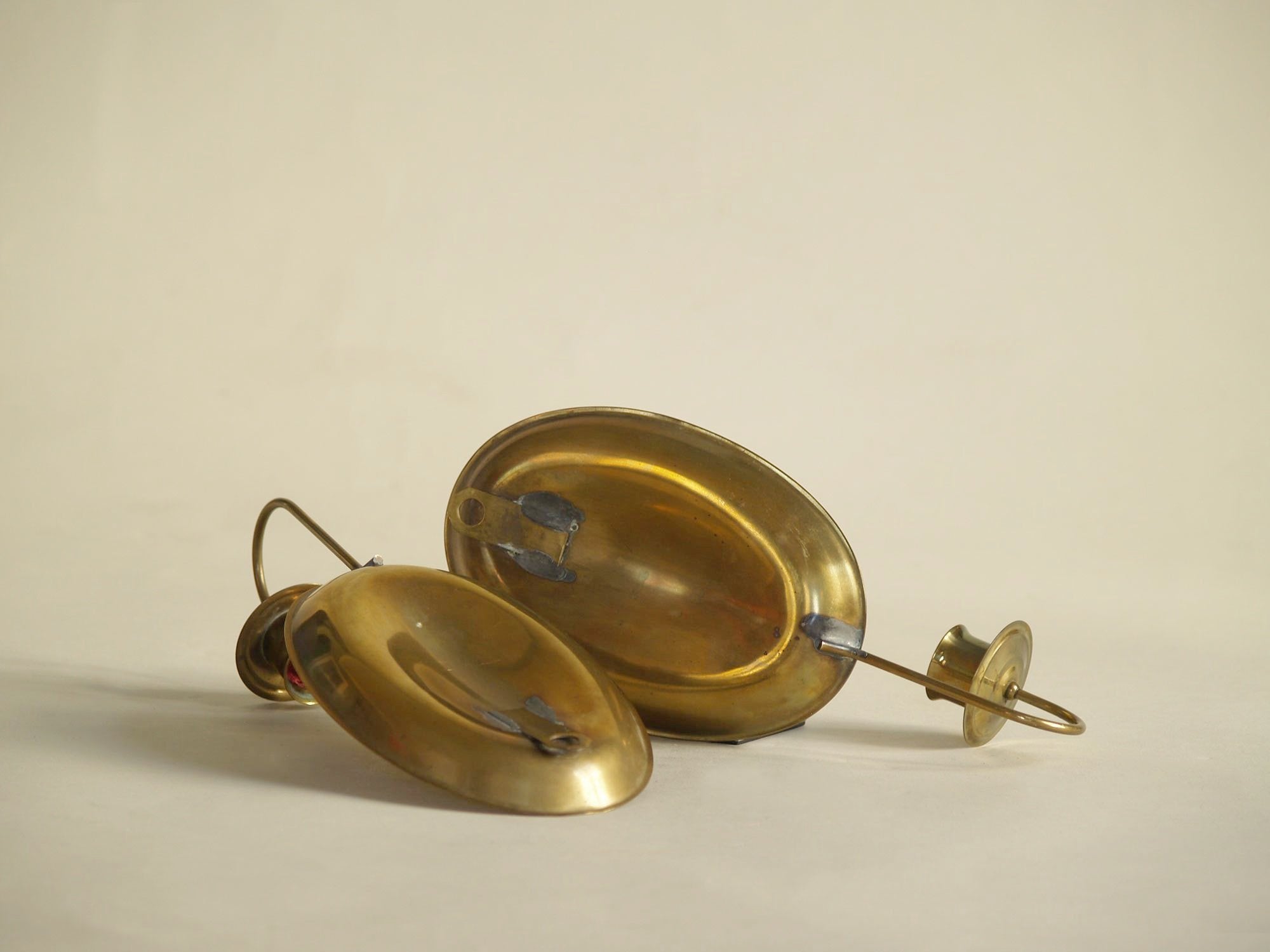 Paire de miroirs d’applique gustavien en laiton, Suède (vers 1900)..Pair of gustavian folk brass wall hanging candle holders, Sweden (circa 1900)