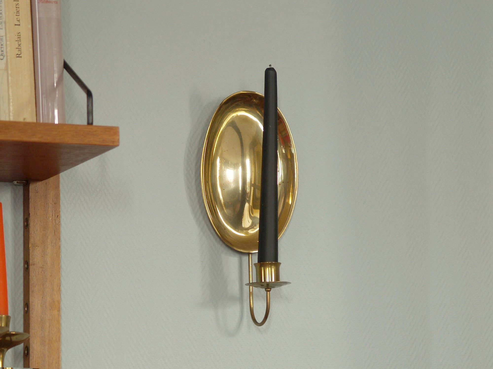 Paire de miroirs d’applique gustavien en laiton, Suède (vers 1900)..Pair of gustavian folk brass wall hanging candle holders, Sweden (circa 1900)
