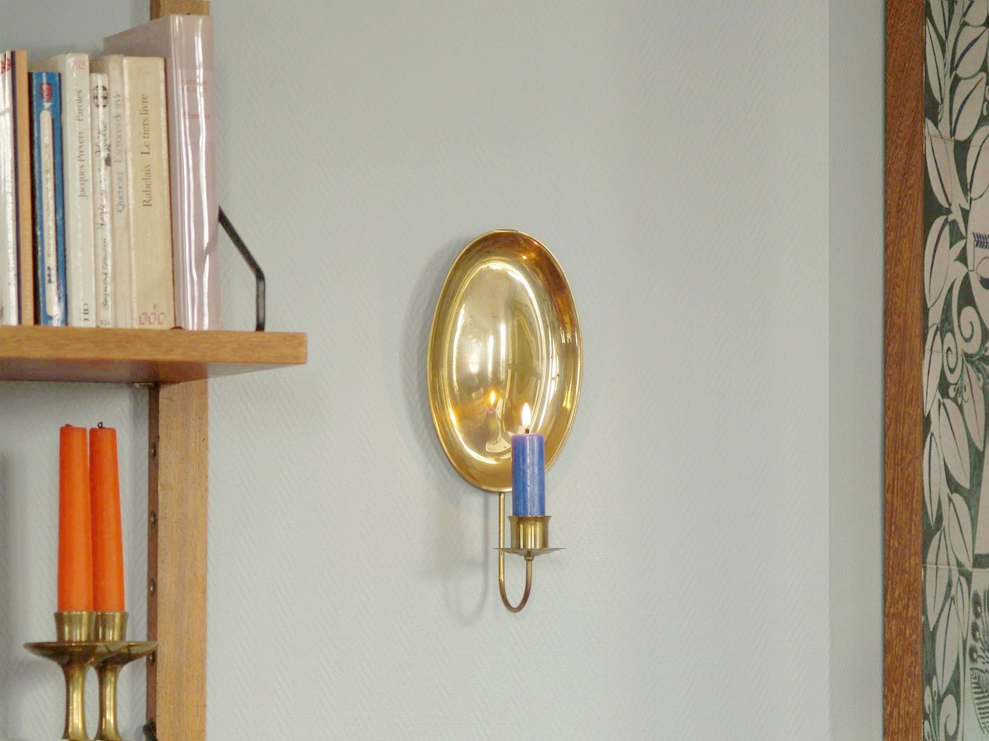 Paire de miroirs d’applique gustavien en laiton, Suède (vers 1900)..Pair of gustavian folk brass wall hanging candle holders, Sweden (circa 1900)