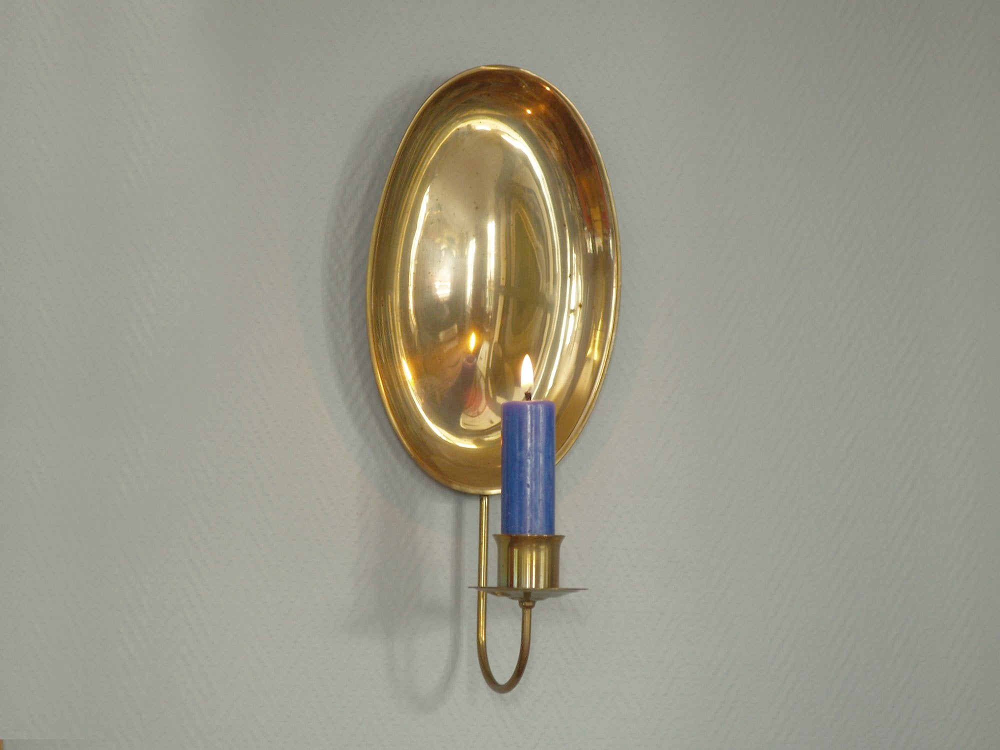 Paire de miroirs d’applique gustavien en laiton, Suède (vers 1900)..Pair of gustavian folk brass wall hanging candle holders, Sweden (circa 1900)