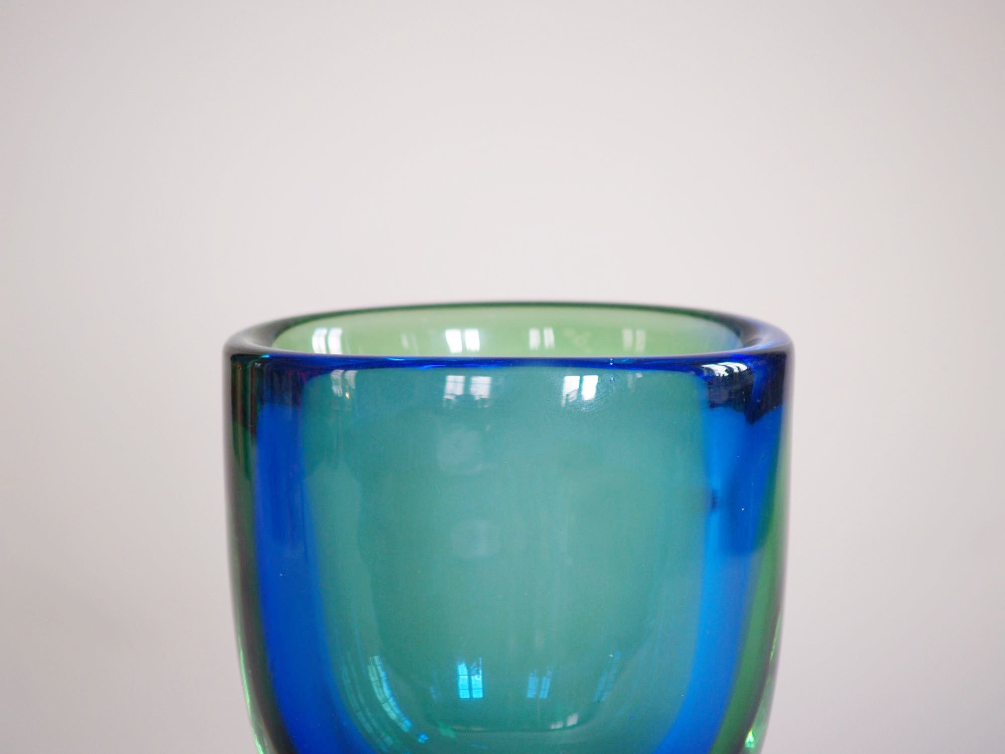 Vase Calice de Göran Wärff pour Kosta, Suède (vers 1968)..Vase by Göran Wärff for Kosta, Sweden (circa 1968)