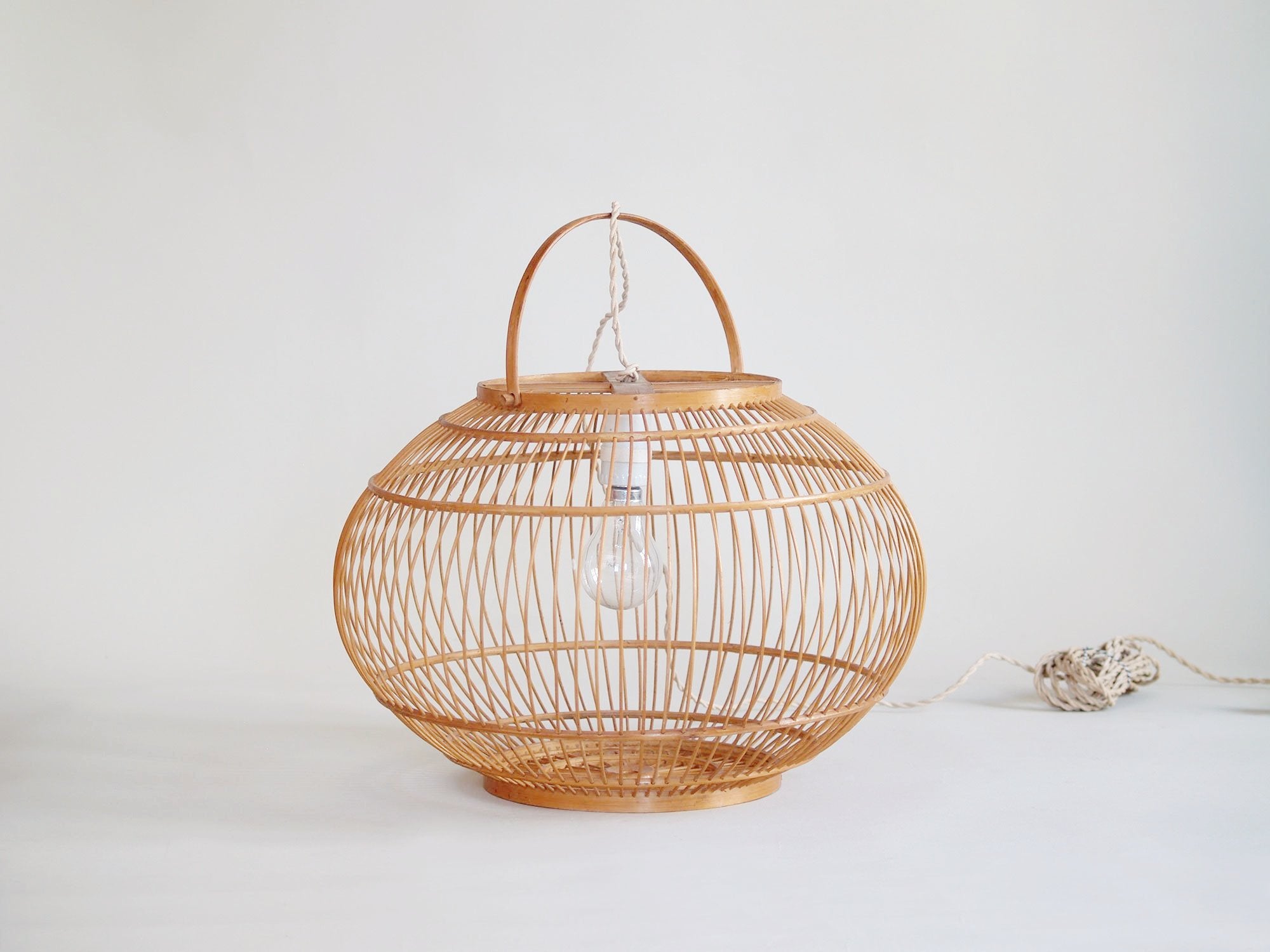 Suspension ou lampe lanterne en bambou, Japon (vers 1930)..Bamboo cage lantern or ceiling light, Japon (circa 1930)