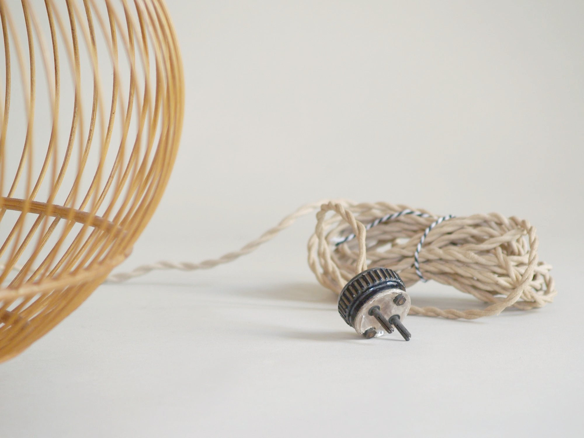 Suspension ou lampe lanterne en bambou, Japon (vers 1930)..Bamboo cage lantern or ceiling light, Japon (circa 1930)