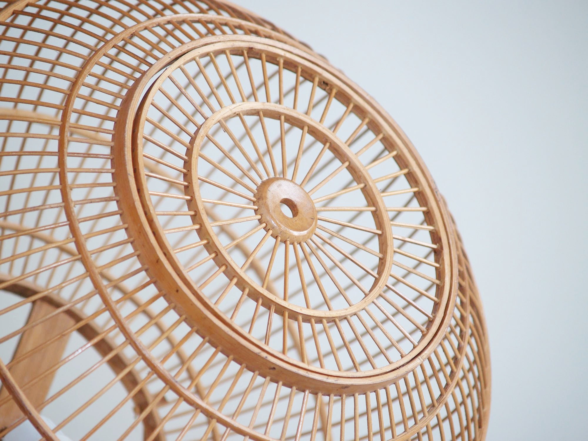 Suspension ou lampe lanterne en bambou, Japon (vers 1930)..Bamboo cage lantern or ceiling light, Japon (circa 1930)