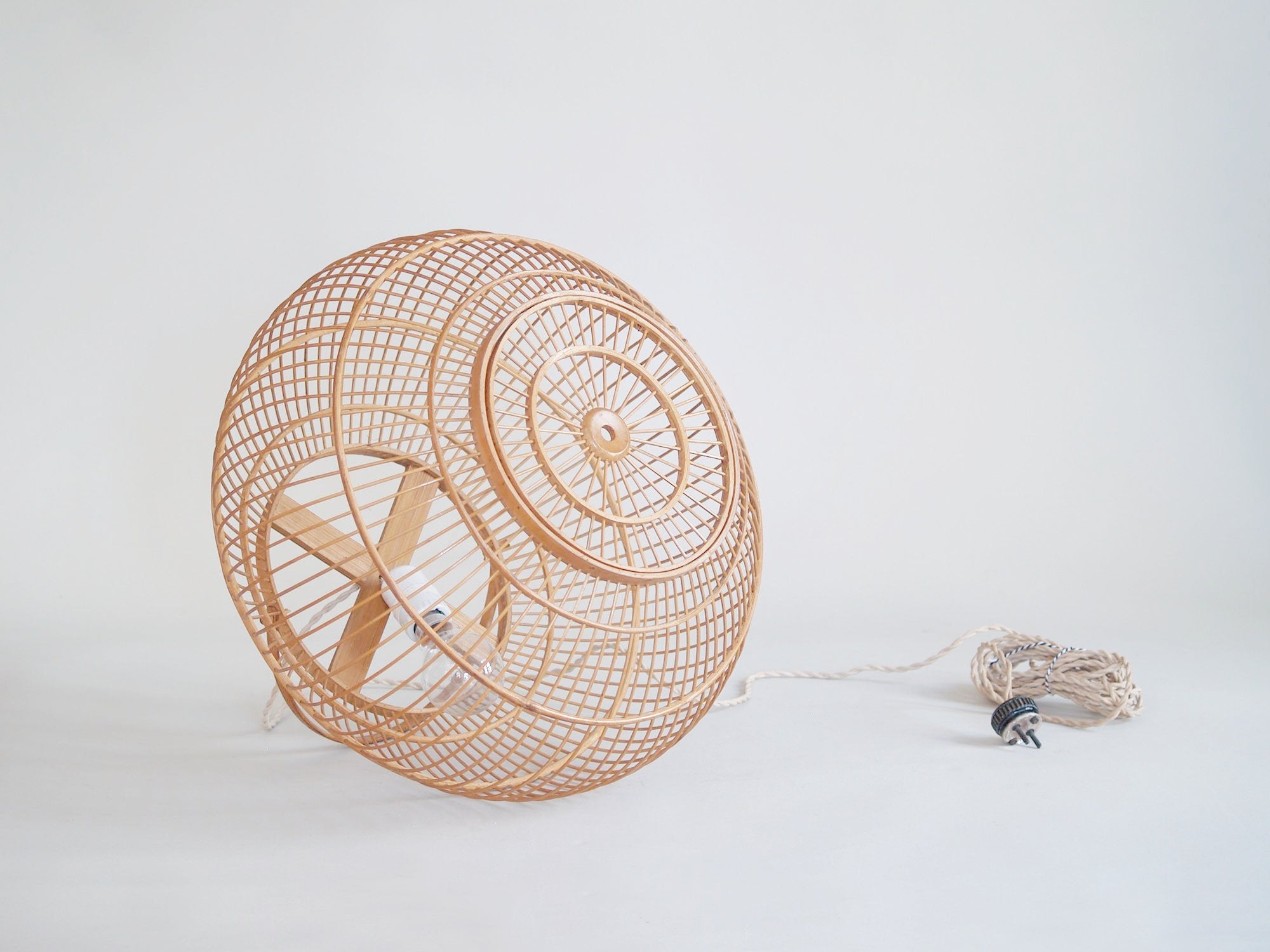 Suspension ou lampe lanterne en bambou, Japon (vers 1930)..Bamboo cage lantern or ceiling light, Japon (circa 1930)