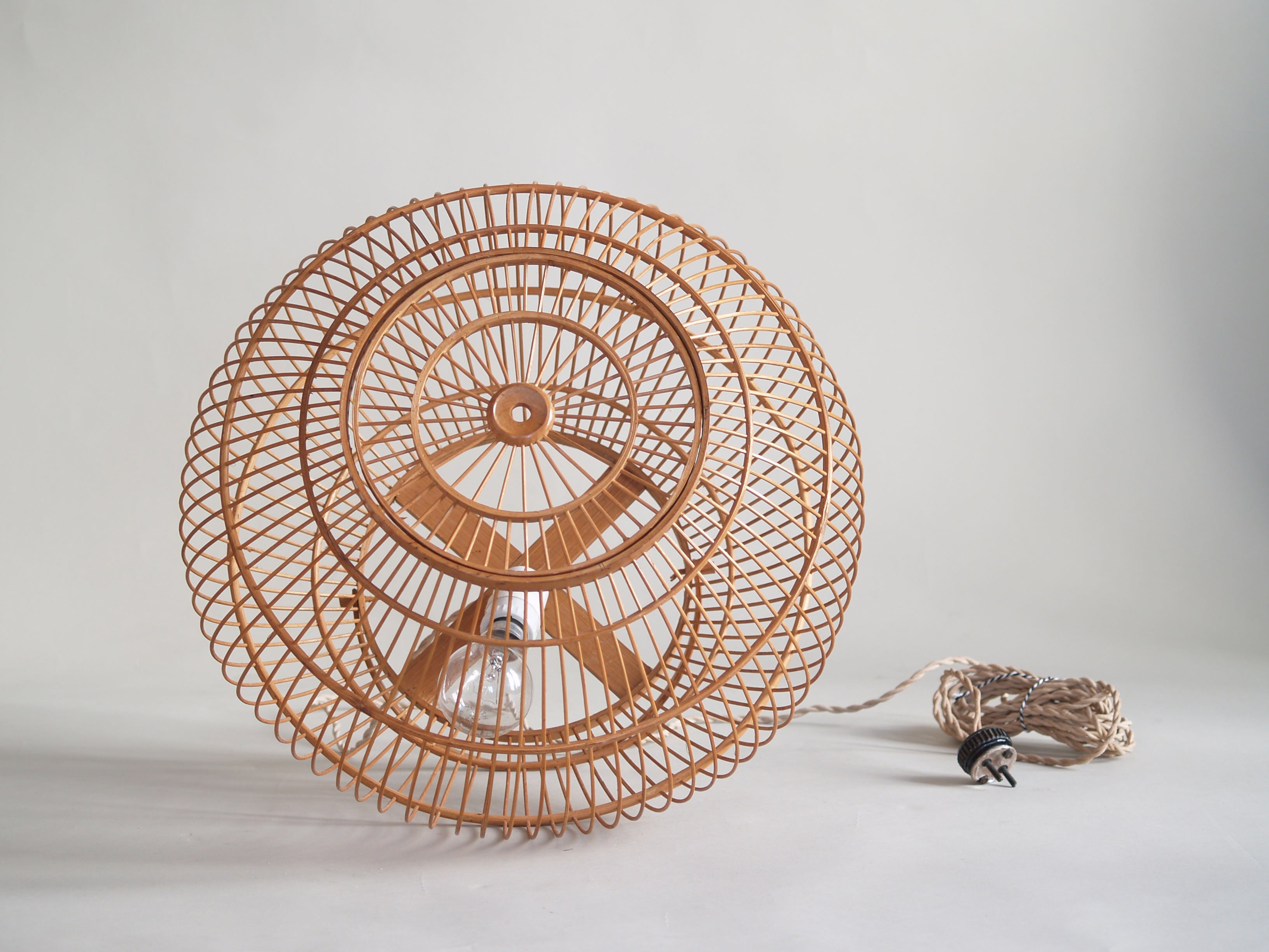 Suspension ou lampe lanterne en bambou, Japon (vers 1930)..Bamboo cage lantern or ceiling light, Japon (circa 1930)