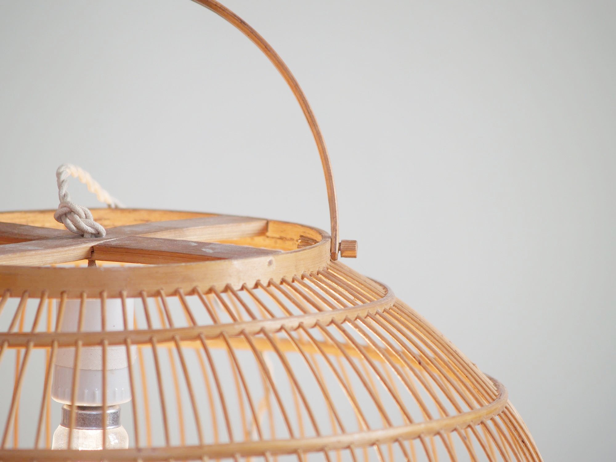 Suspension ou lampe lanterne en bambou, Japon (vers 1930)..Bamboo cage lantern or ceiling light, Japon (circa 1930)