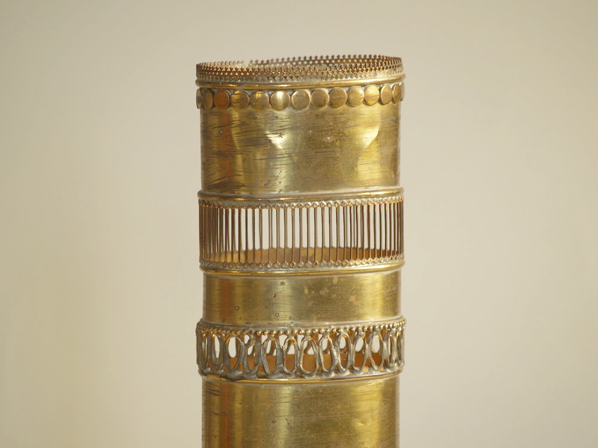 Lampe de table brutaliste en laiton par Jacque d'Aubres, France (années 1970)..Brutalist brass table lamp by Jacque d'Aubres, France (1970)