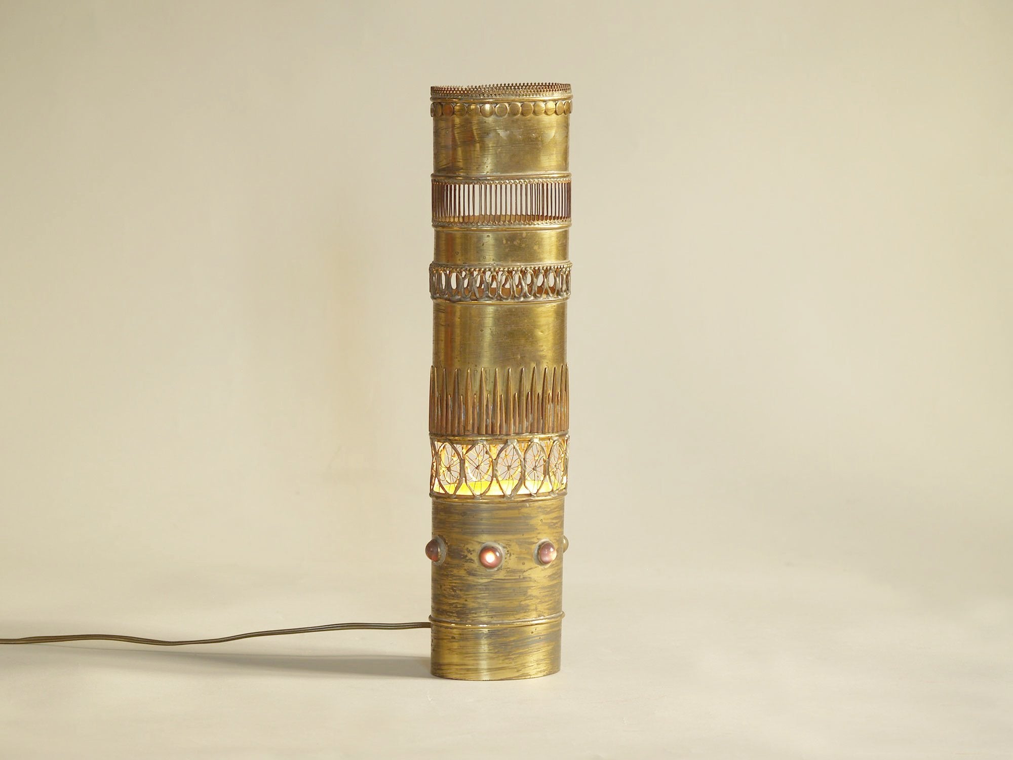 Lampe de table brutaliste en laiton par Jacque d'Aubres, France (années 1970)..Brutalist brass table lamp by Jacque d'Aubres, France (1970)