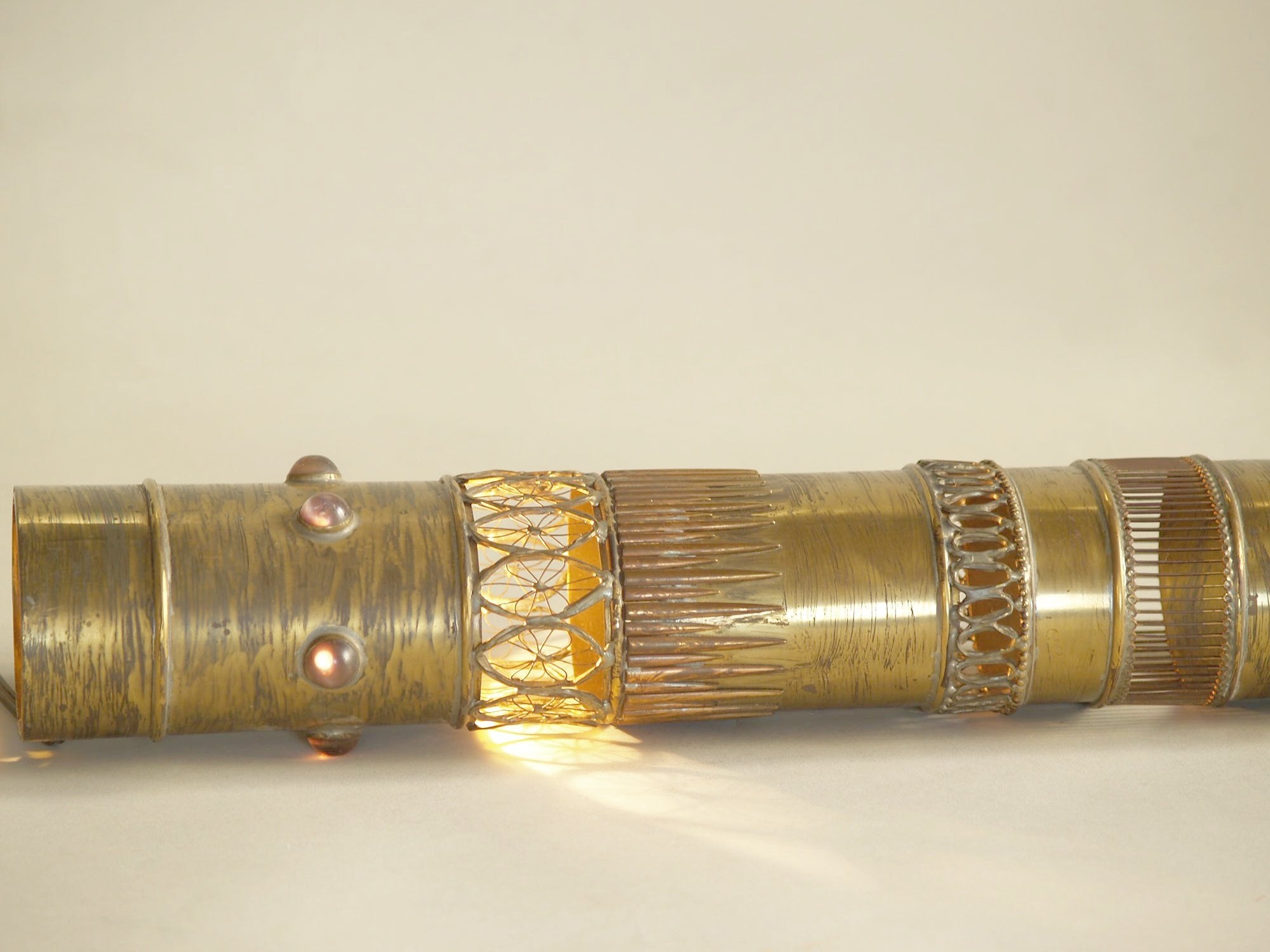 Lampe de table brutaliste en laiton par Jacque d'Aubres, France (années 1970)..Brutalist brass table lamp by Jacque d'Aubres, France (1970)