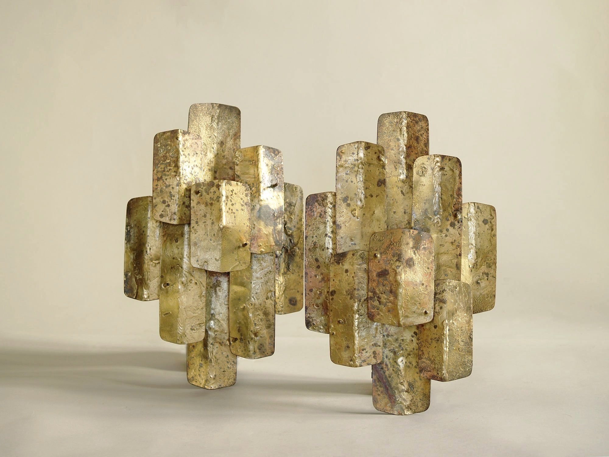 Paire d’appliques murales d'Auguste Fix, France (vers 1958)..Pair of brass wall sconces by Auguste Fix (circa 1958)