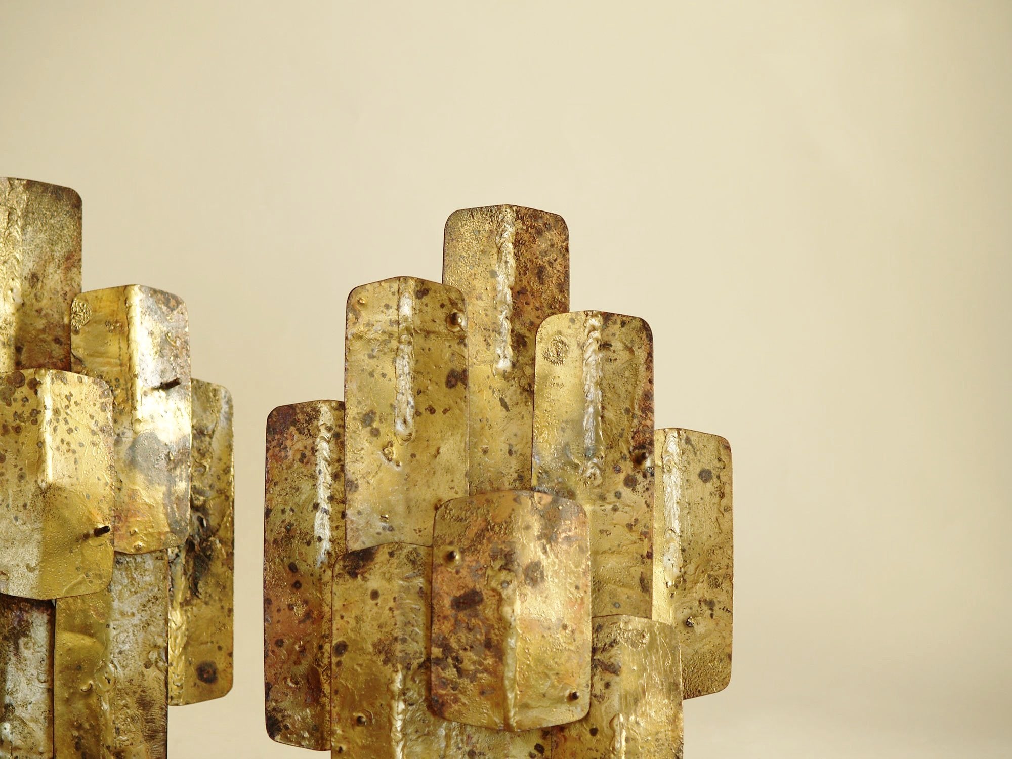 Paire d’appliques murales d'Auguste Fix, France (vers 1958)..Pair of brass wall sconces by Auguste Fix (circa 1958)