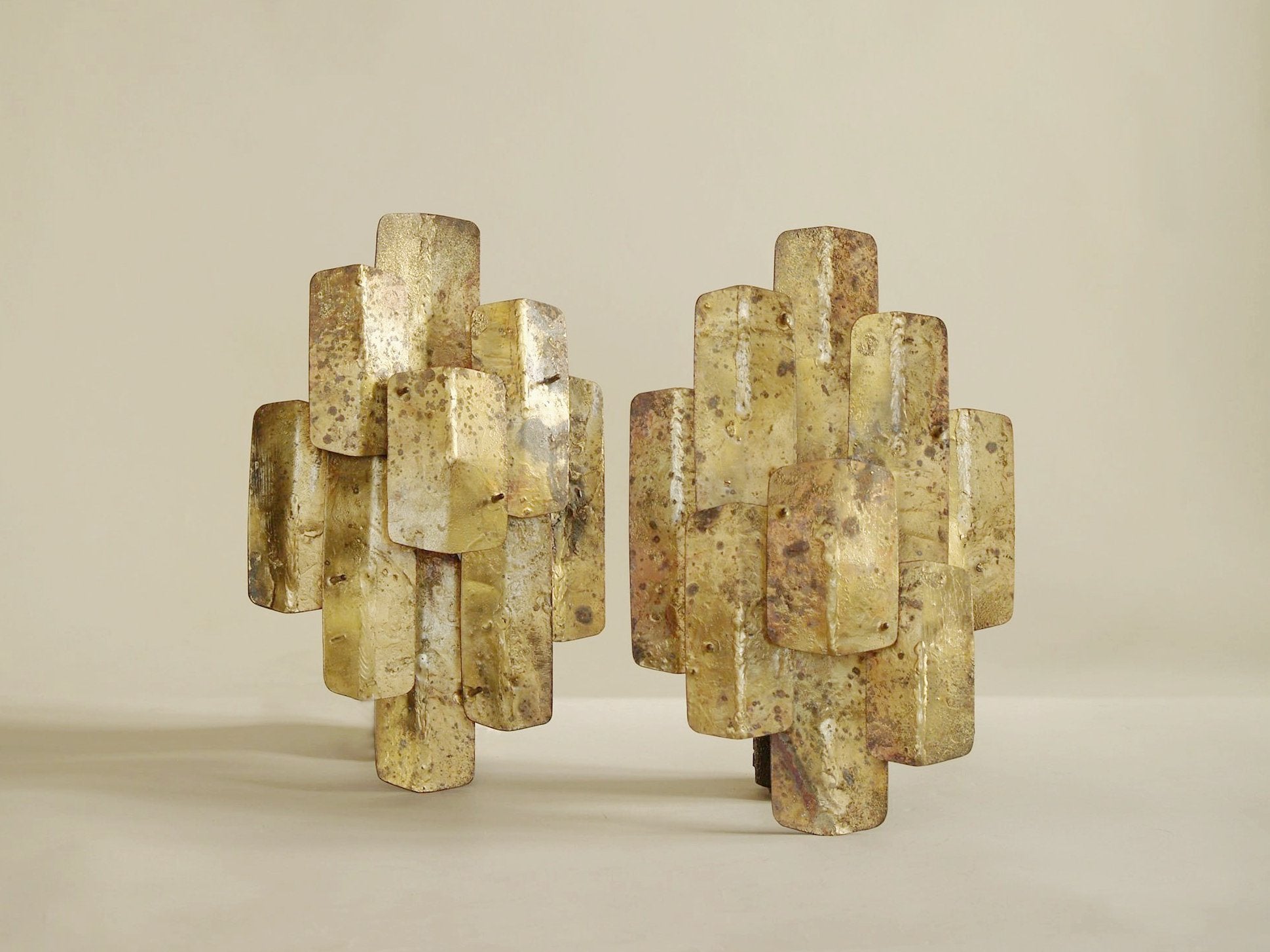 Paire d’appliques murales d'Auguste Fix, France (vers 1958)..Pair of brass wall sconces by Auguste Fix (circa 1958)