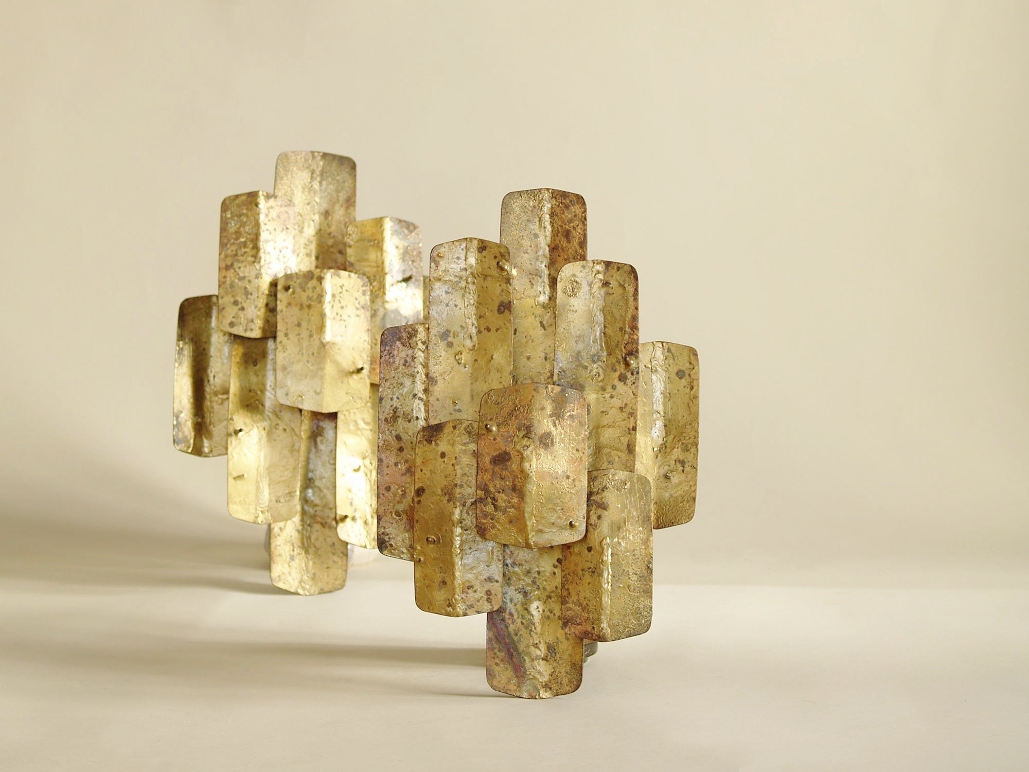Paire d’appliques murales d'Auguste Fix, France (vers 1958)..Pair of brass wall sconces by Auguste Fix (circa 1958)