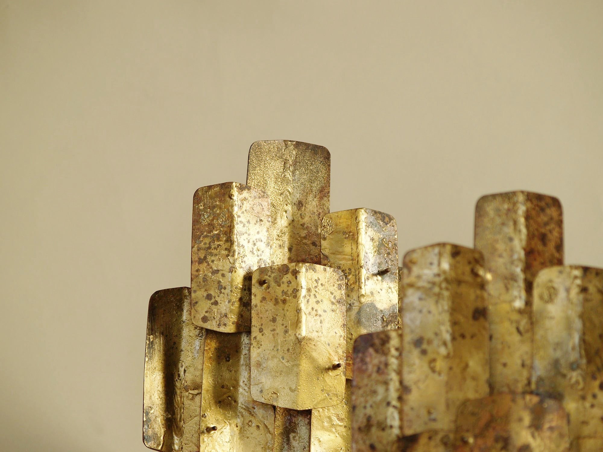 Paire d’appliques murales d'Auguste Fix, France (vers 1958)..Pair of brass wall sconces by Auguste Fix (circa 1958)