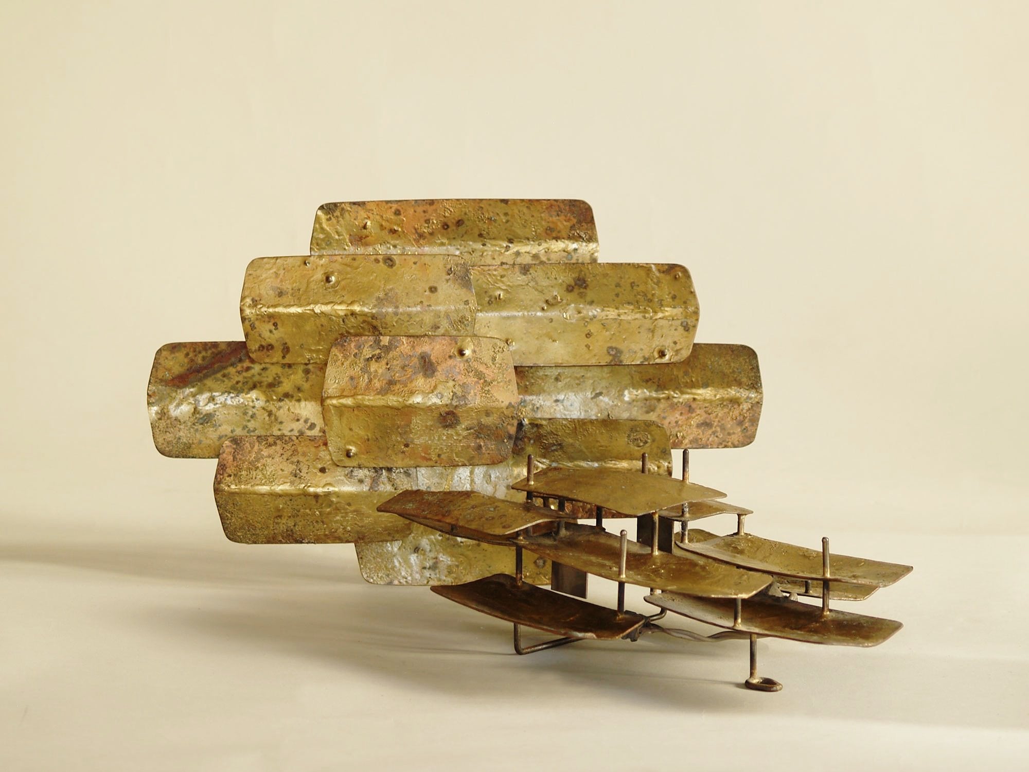 Paire d’appliques murales d'Auguste Fix, France (vers 1958)..Pair of brass wall sconces by Auguste Fix (circa 1958)