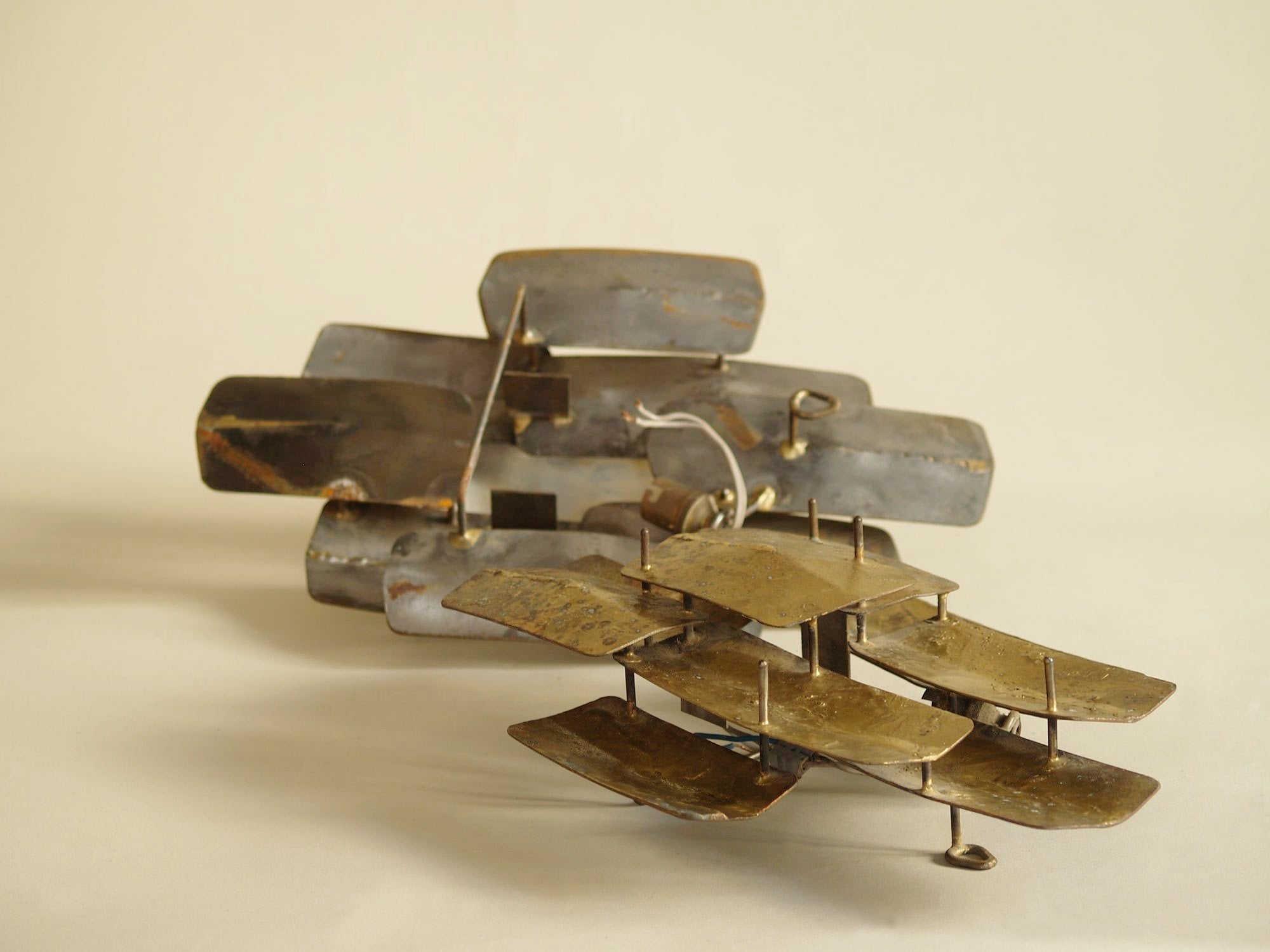 Paire d’appliques murales d'Auguste Fix, France (vers 1958)..Pair of brass wall sconces by Auguste Fix (circa 1958)